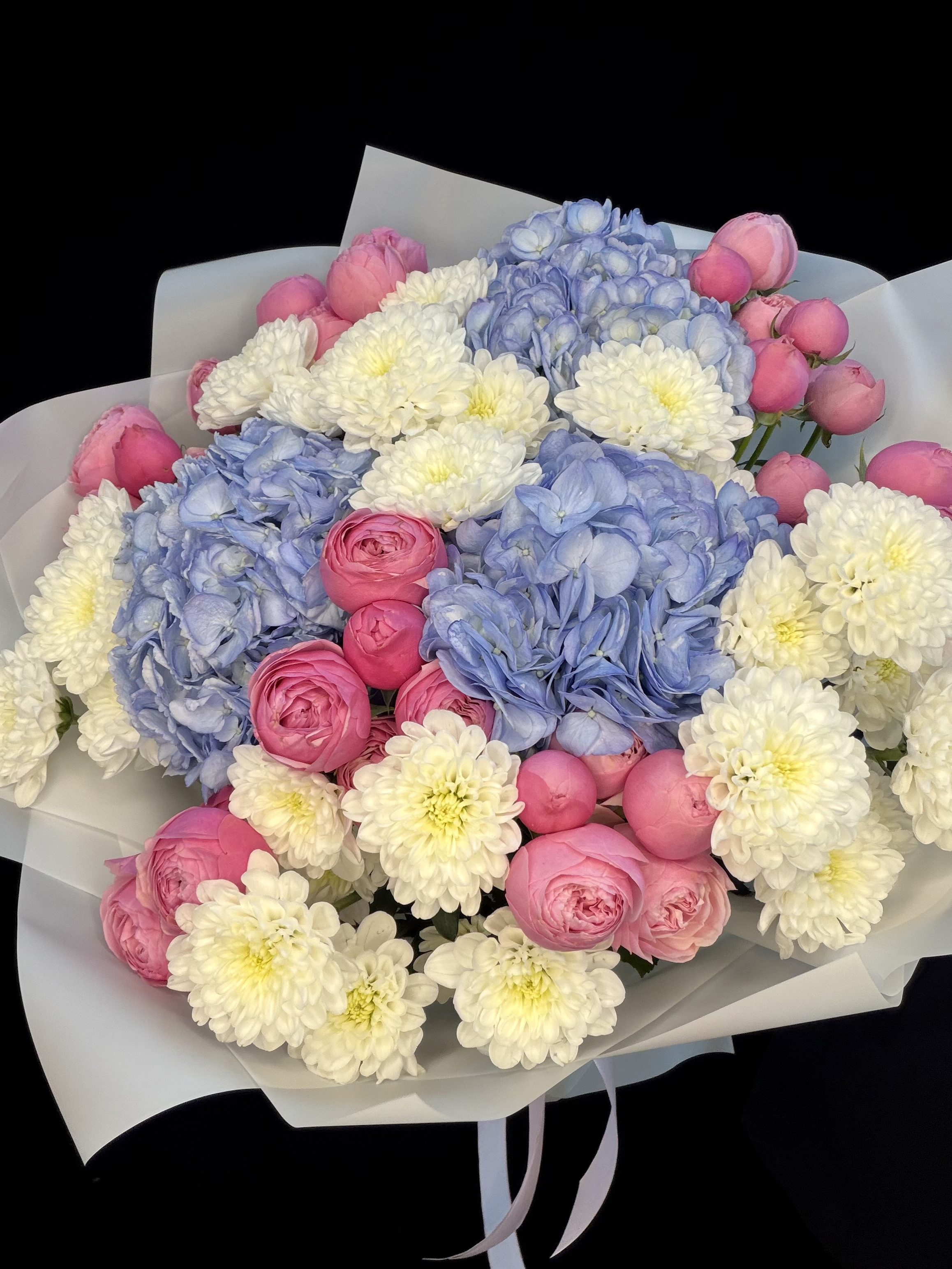 Букет с голубой гортензией, пионовидными кустовыми розами Silva Pink и белой кустовой хризантемой Altaj, размер M