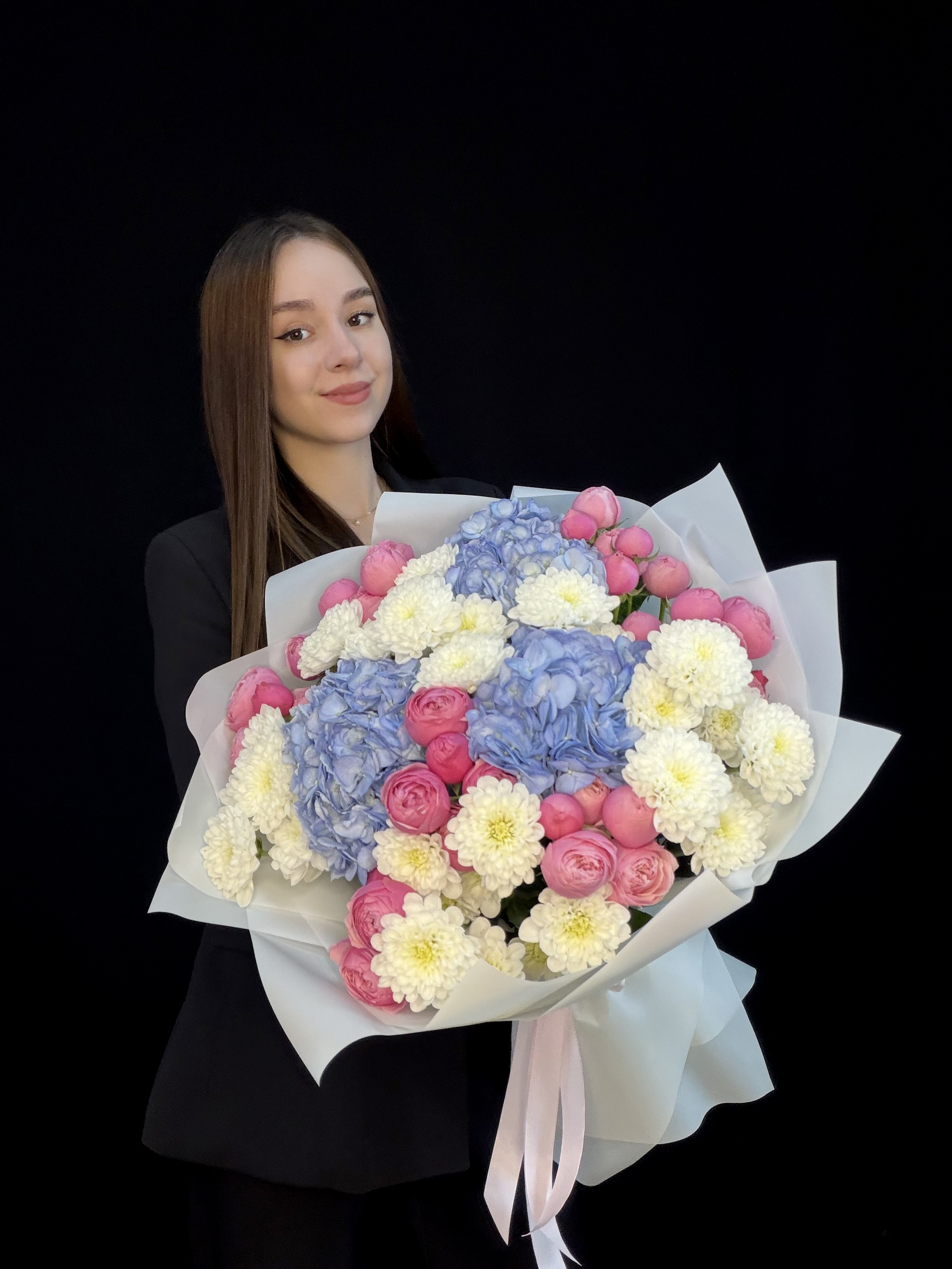 Букет с голубой гортензией, пионовидными кустовыми розами Silva Pink и белой кустовой хризантемой Altaj, размер M