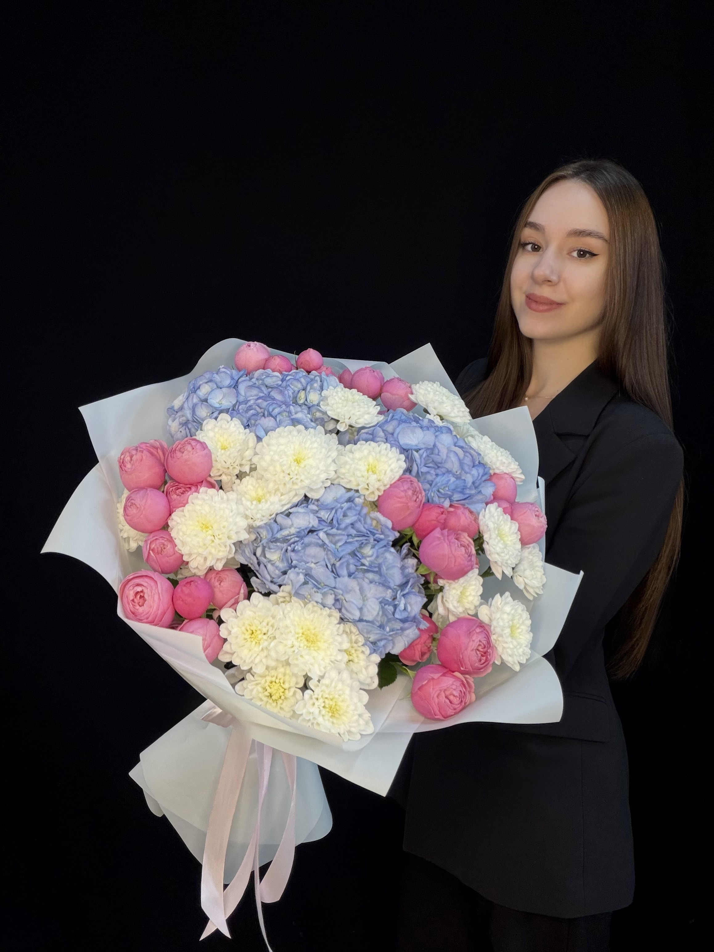 Букет с голубой гортензией, пионовидными кустовыми розами Silva Pink и белой кустовой хризантемой Altaj, размер M