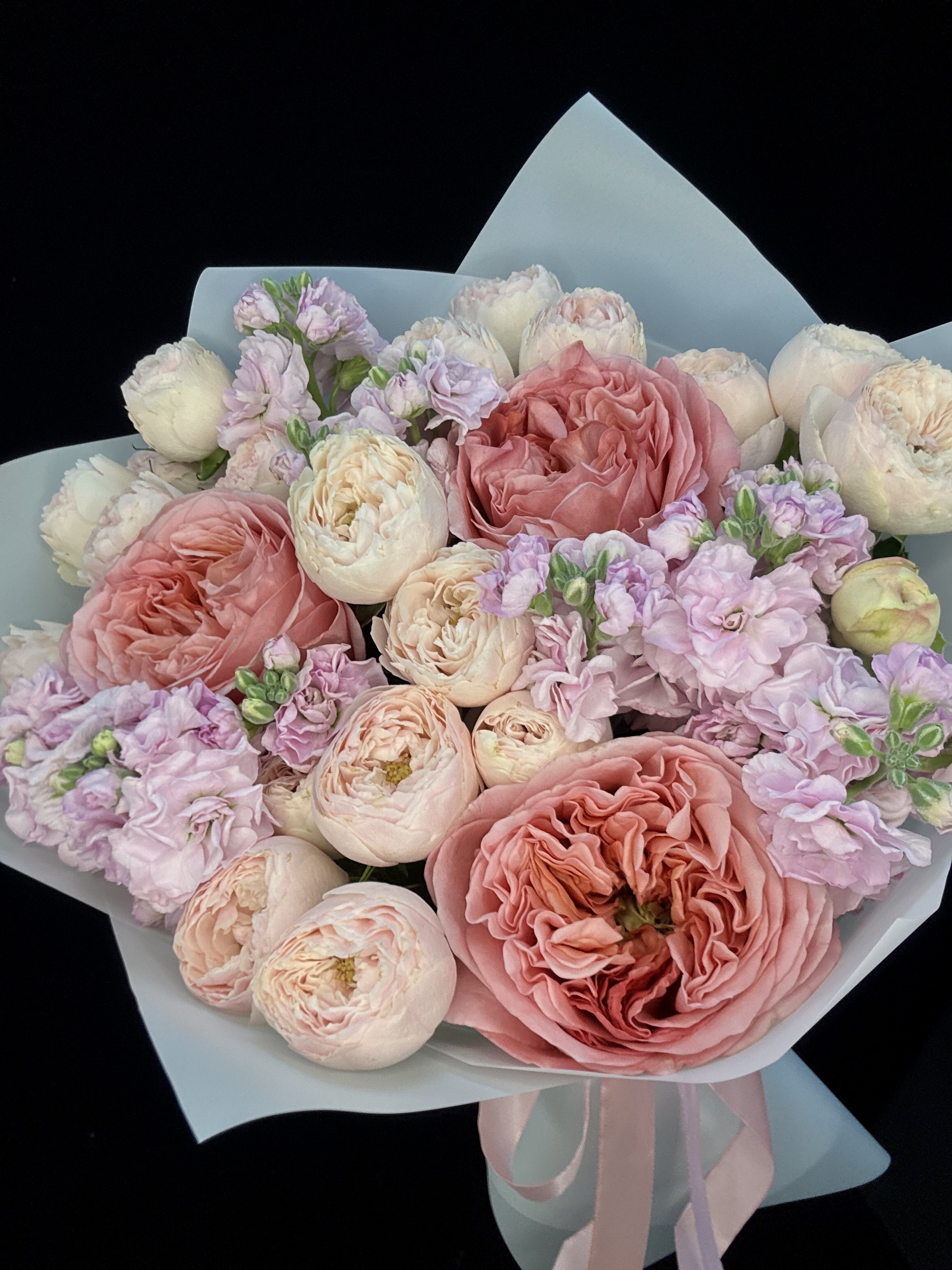Букет с пионовидными розами Pink Xpression, пионовидными кустовыми розами Mansfield Park и розовой маттиолой, размер S