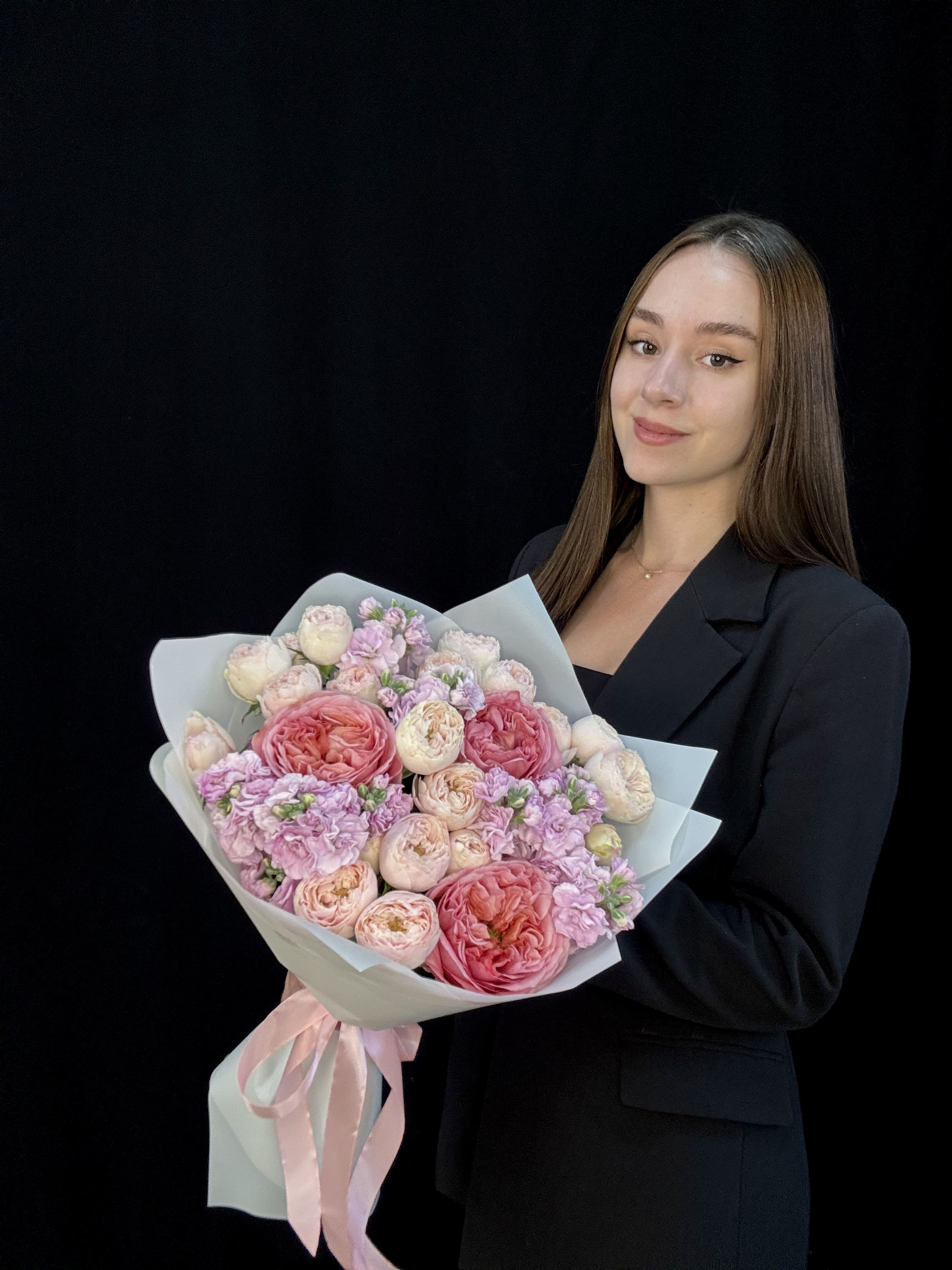 Букет с пионовидными розами Pink Xpression, пионовидными кустовыми розами Mansfield Park и розовой маттиолой, размер S