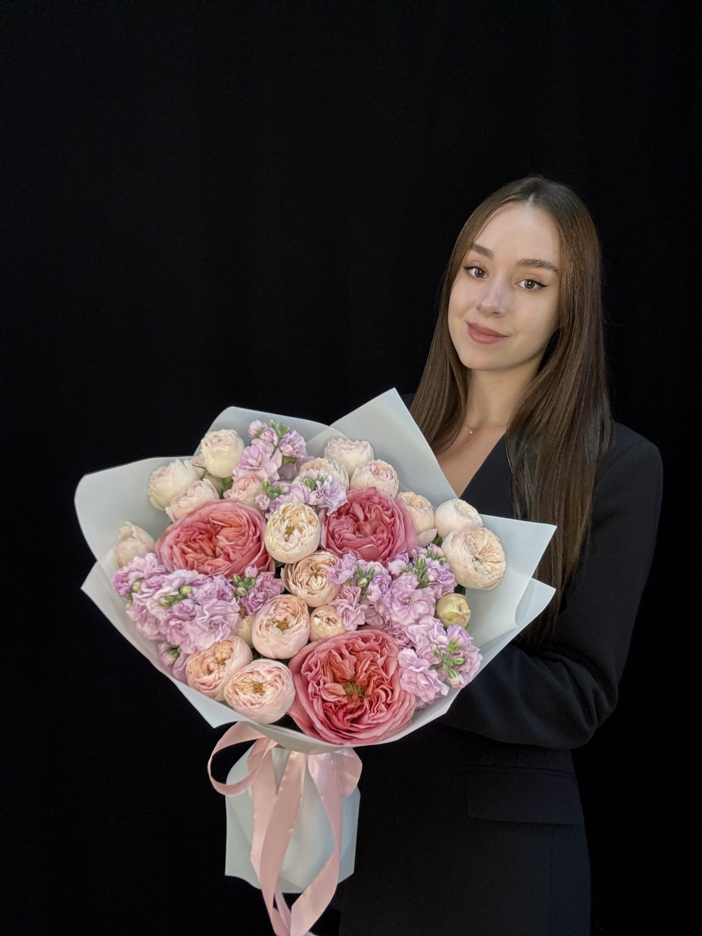 Букет с пионовидными розами Pink Xpression, пионовидными кустовыми розами Mansfield Park и розовой маттиолой, размер S