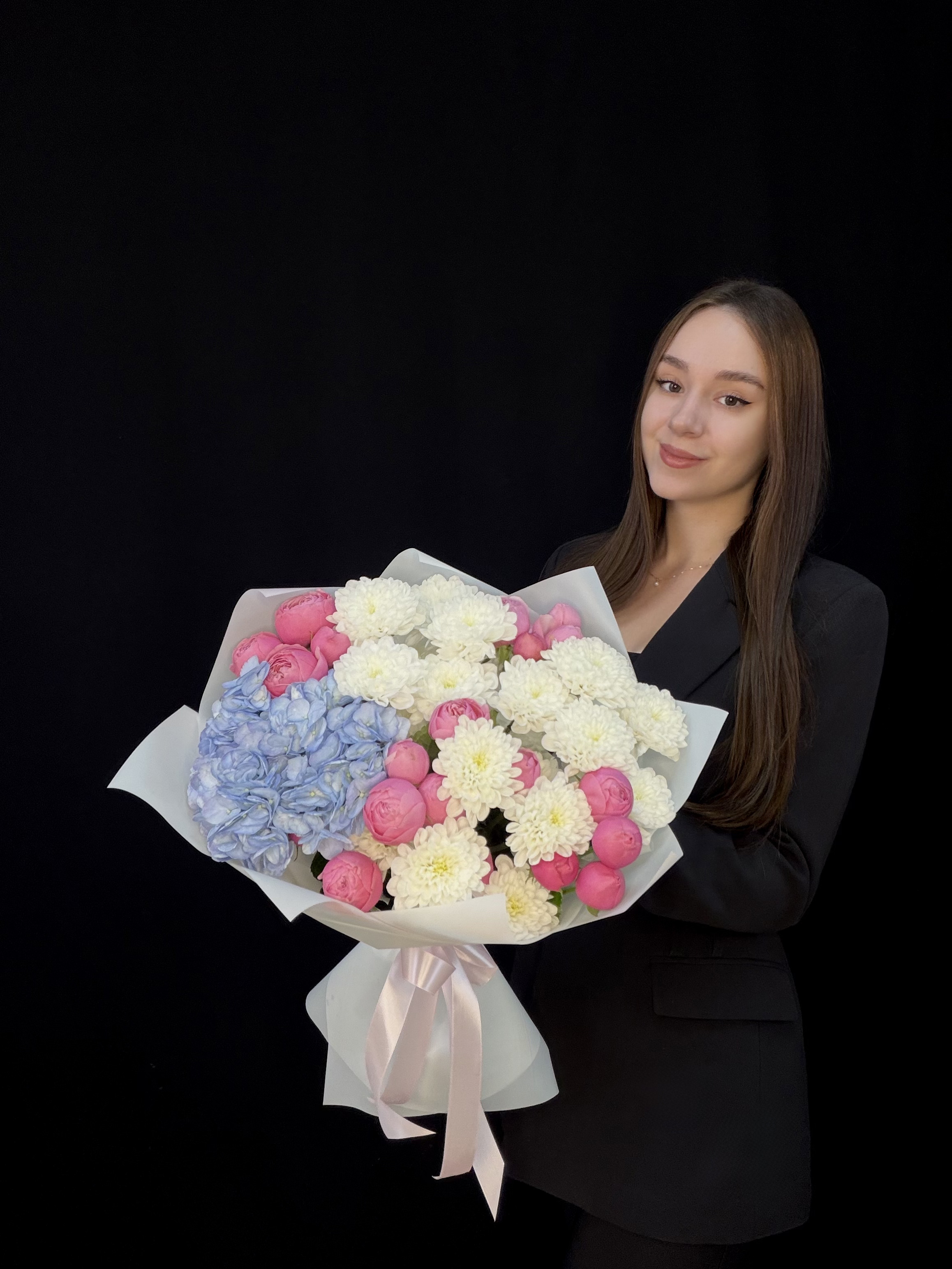 Букет с голубой гортензией, пионовидными кустовыми розами Silva Pink и белой кустовой хризантемой Altaj, размер S