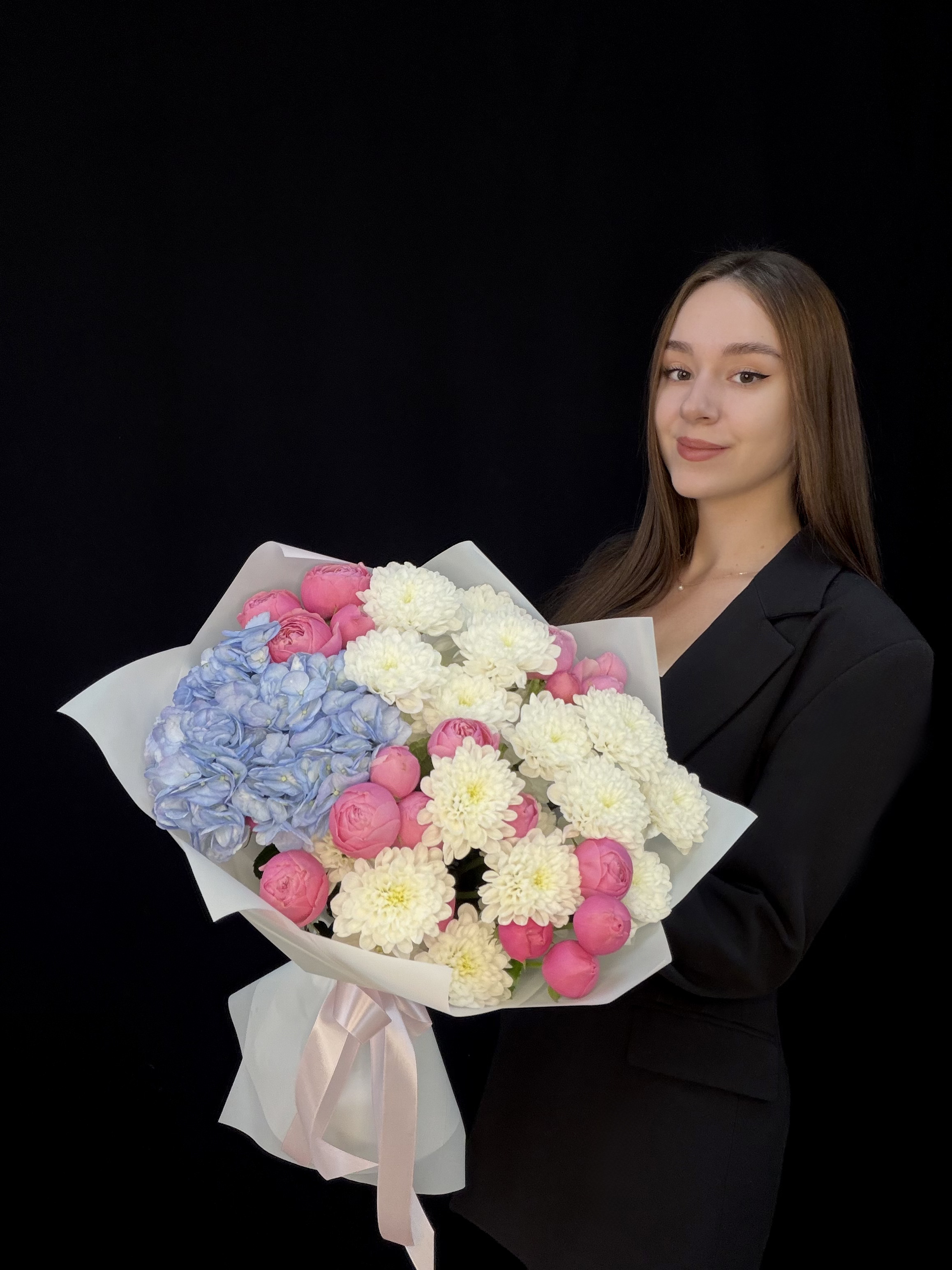 Букет с голубой гортензией, пионовидными кустовыми розами Silva Pink и белой кустовой хризантемой Altaj, размер S