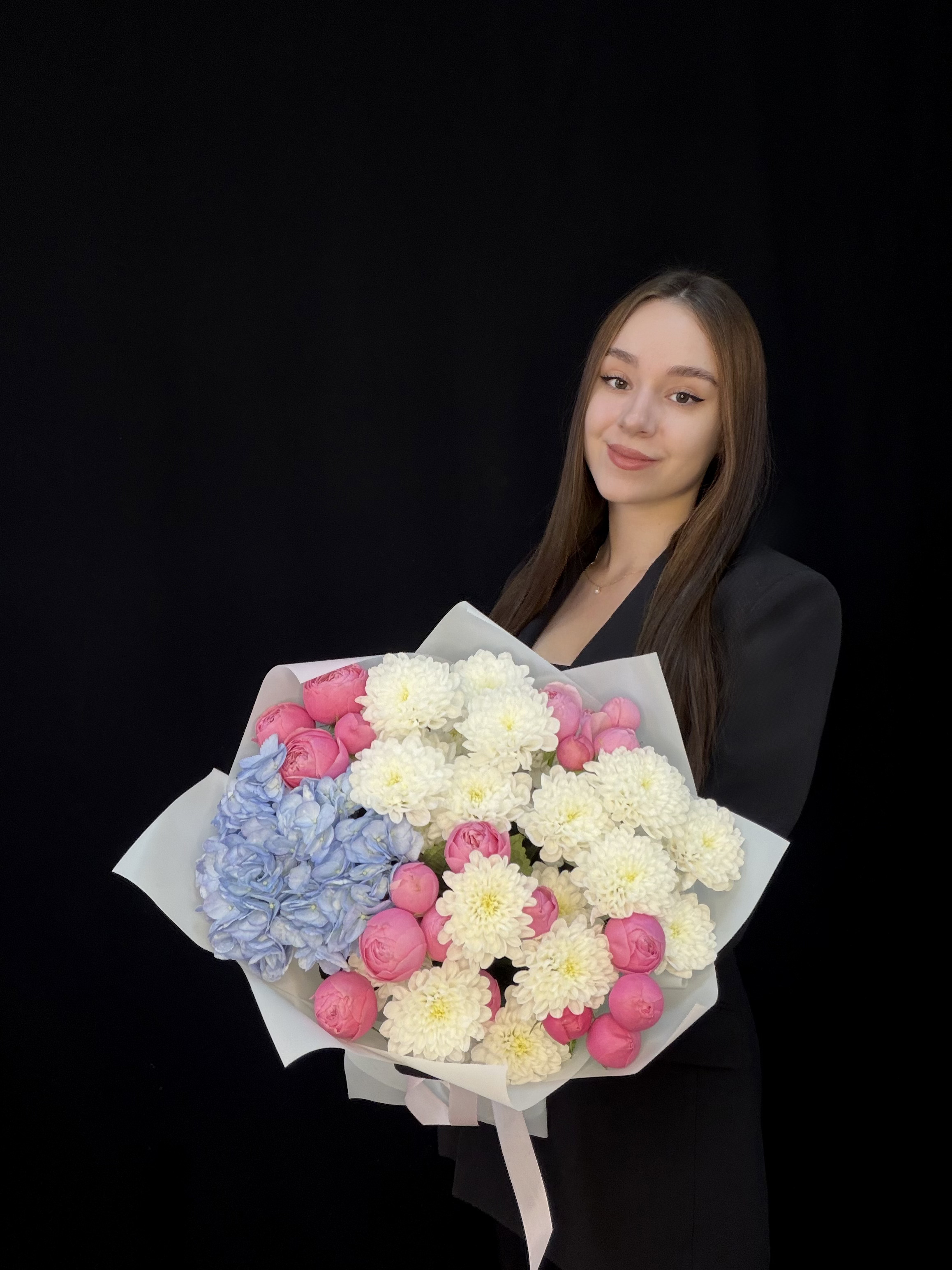 Букет с голубой гортензией, пионовидными кустовыми розами Silva Pink и белой кустовой хризантемой Altaj, размер S