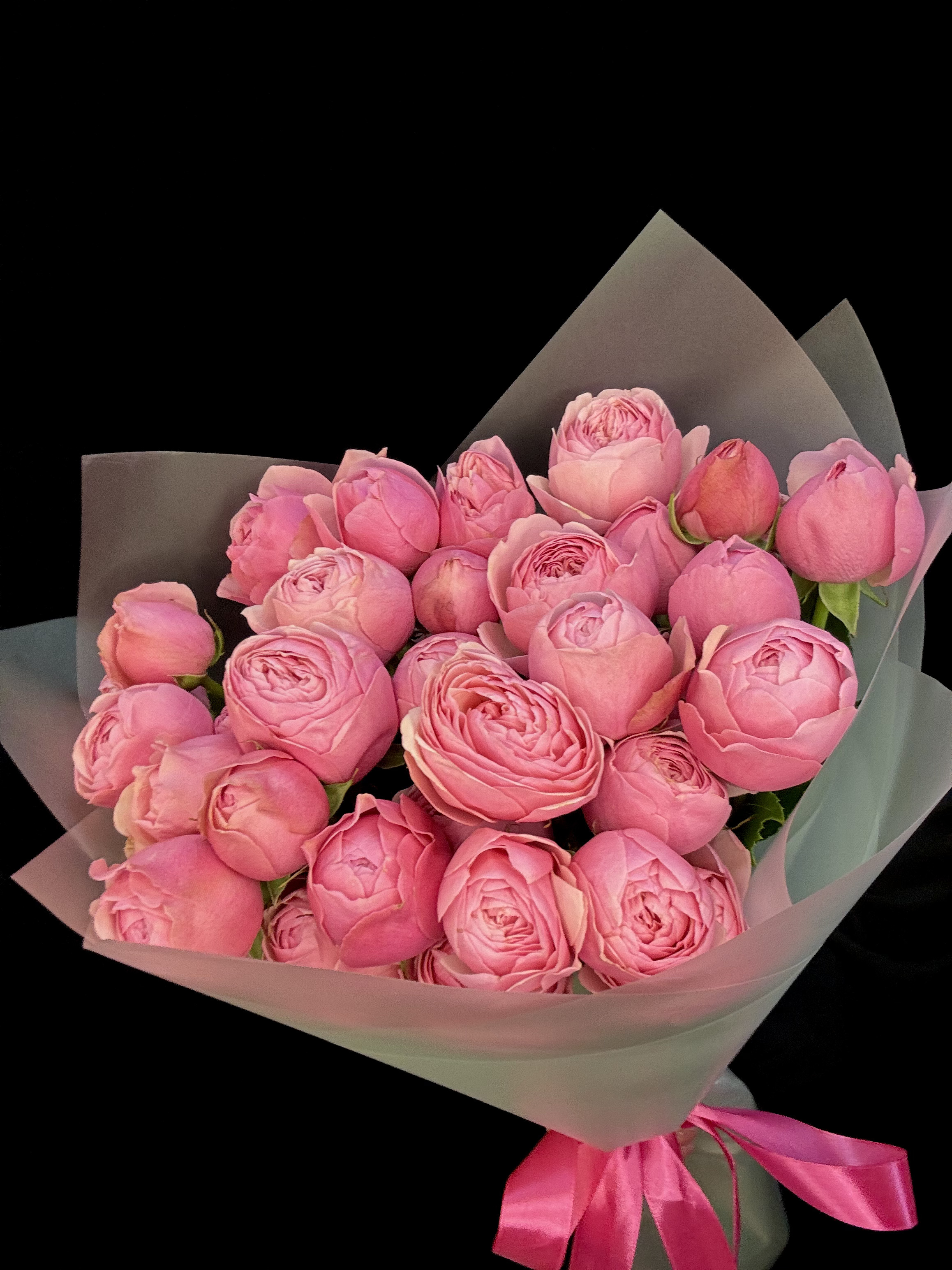 Букет из 9 малиновых пионовидных кустовых роз Silva Pink Кения 50 см + Ваза в подарок