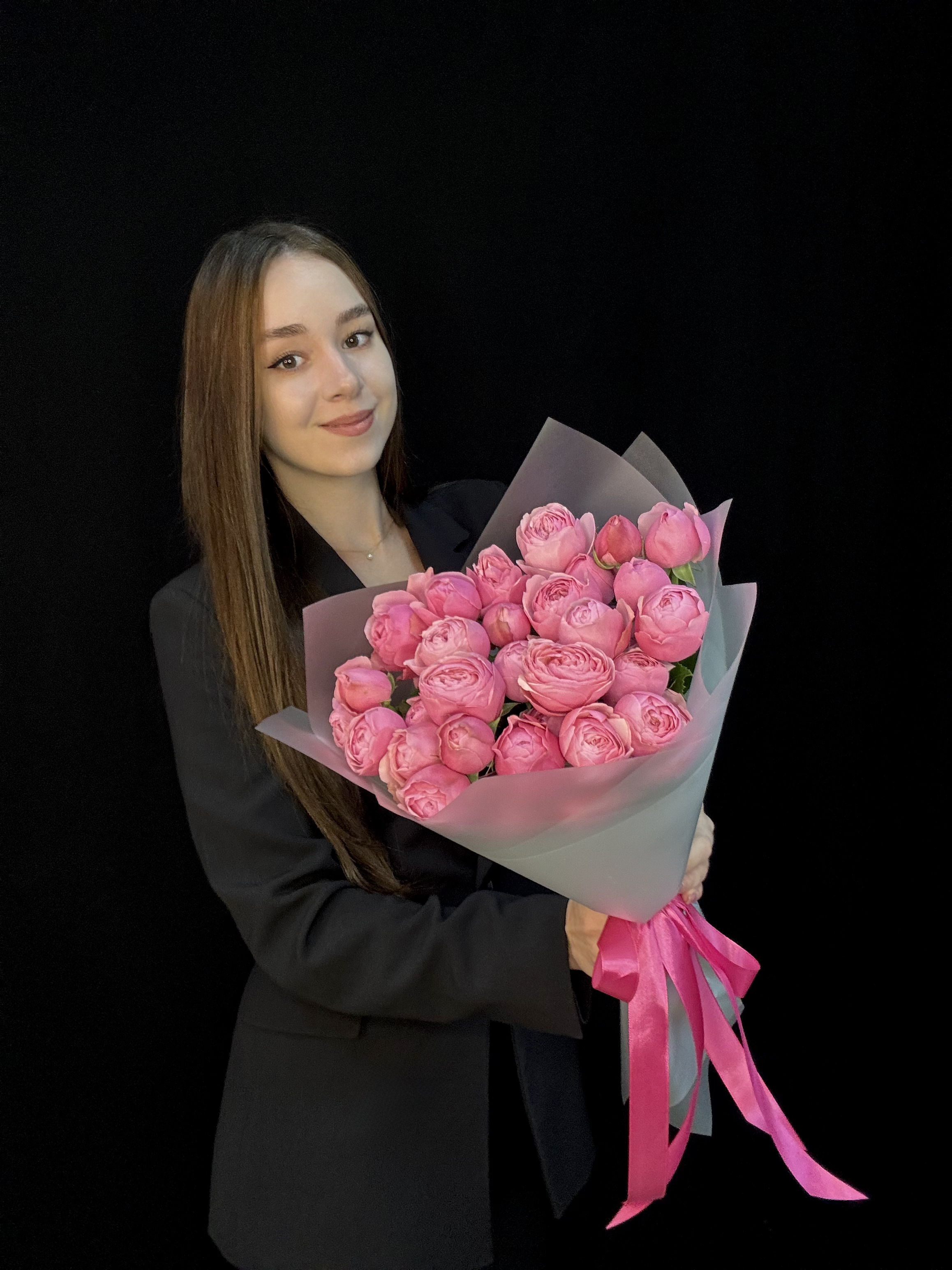 Букет из 9 малиновых пионовидных кустовых роз Silva Pink Кения 50 см + Ваза в подарок