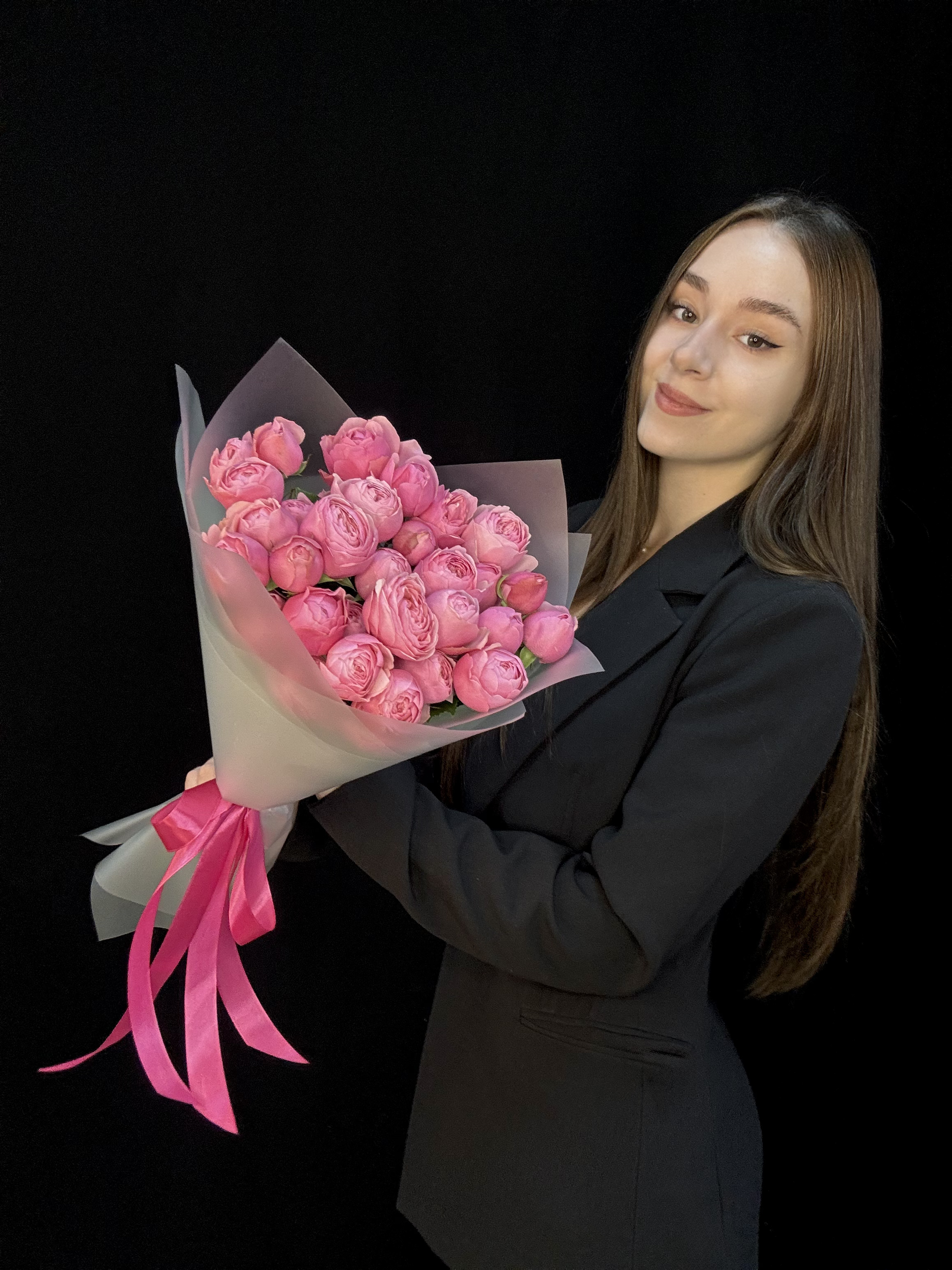Букет из 9 малиновых пионовидных кустовых роз Silva Pink Кения 50 см + Ваза в подарок