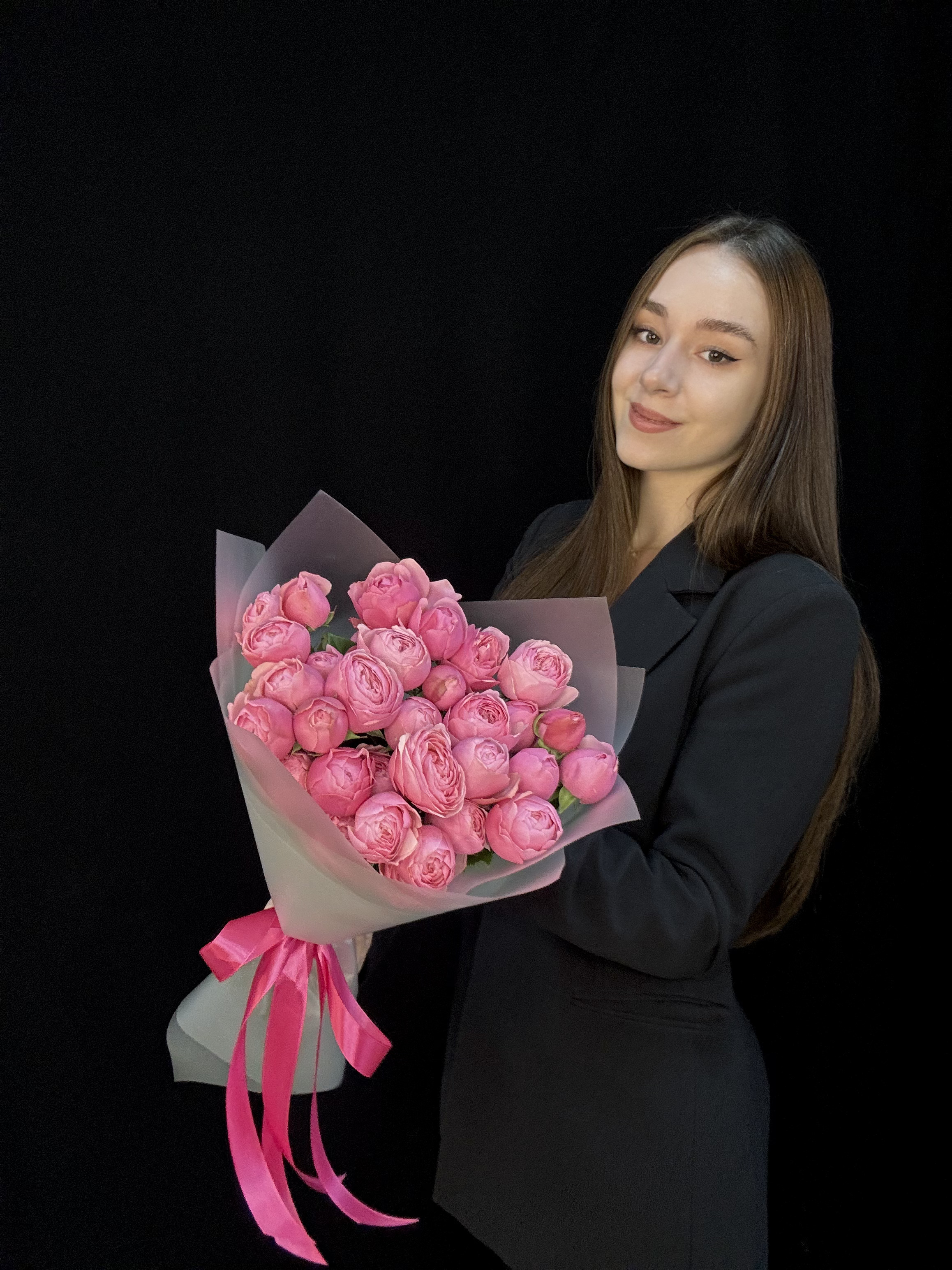 Букет из 9 малиновых пионовидных кустовых роз Silva Pink Кения 50 см + Ваза в подарок
