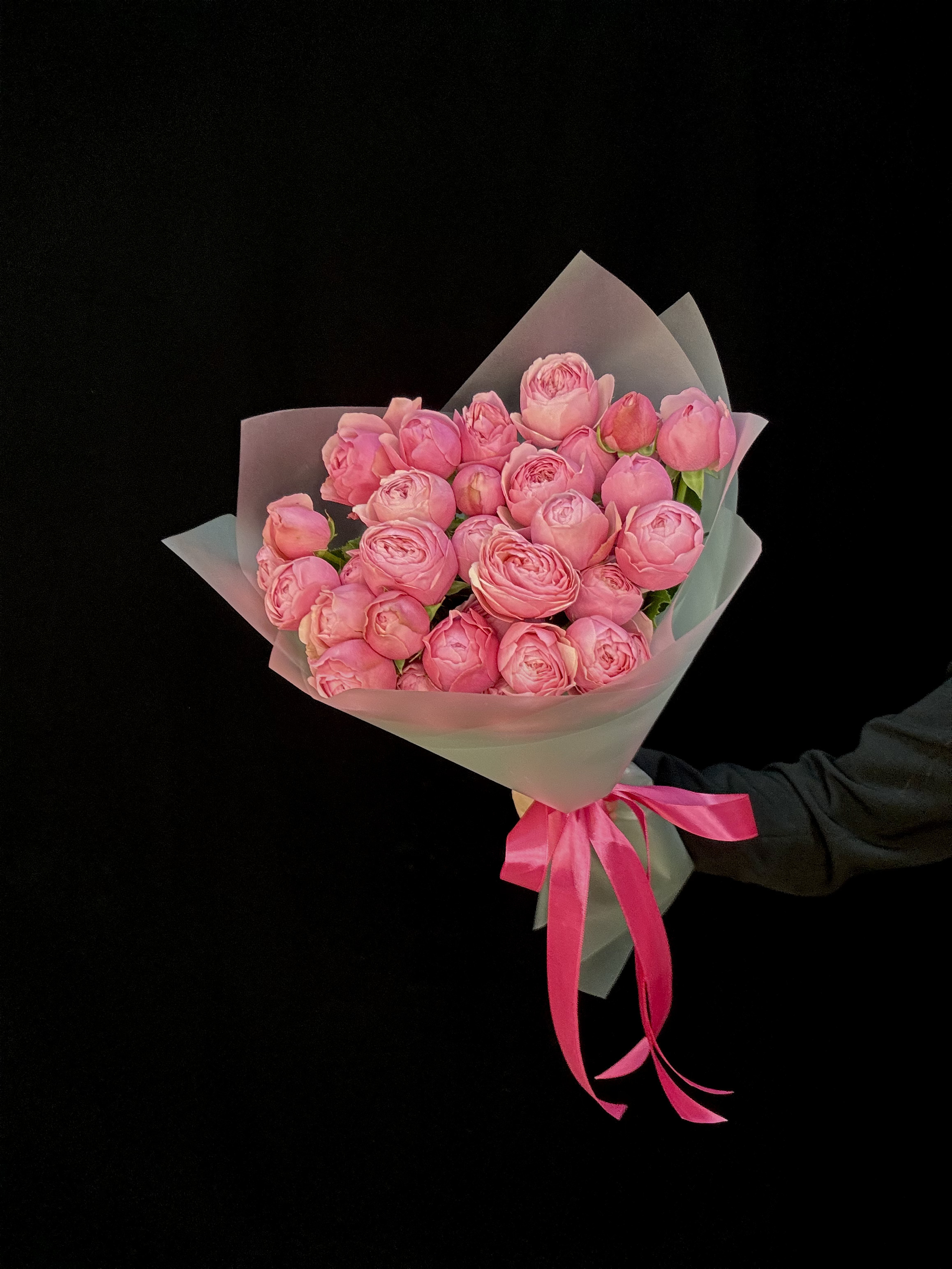 Букет из 9 малиновых пионовидных кустовых роз Silva Pink Кения 50 см + Ваза в подарок