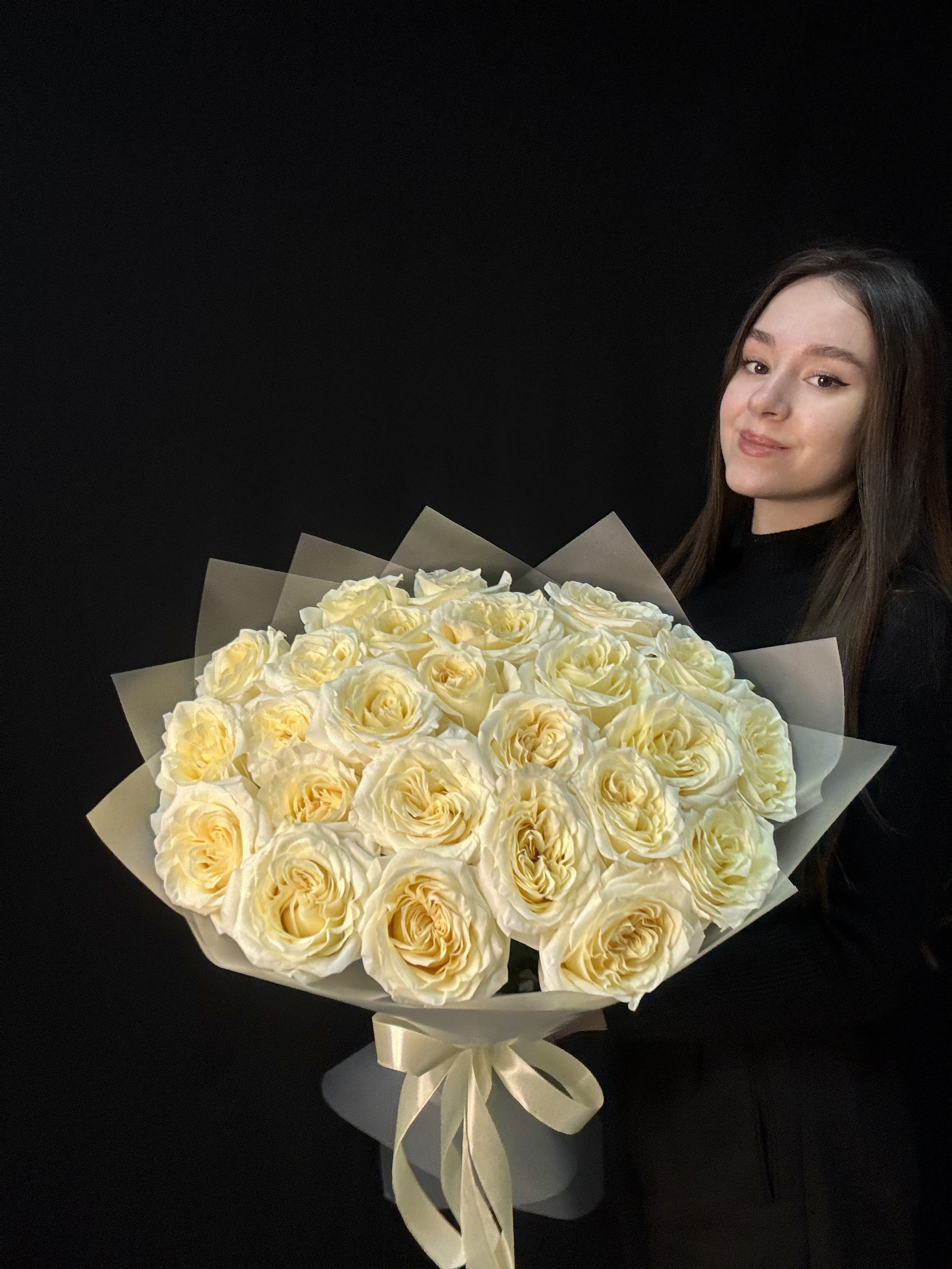 Букет из 25 кремовых пионовидных роз Candlelight Эквадор 50 см + Ваза в подарок