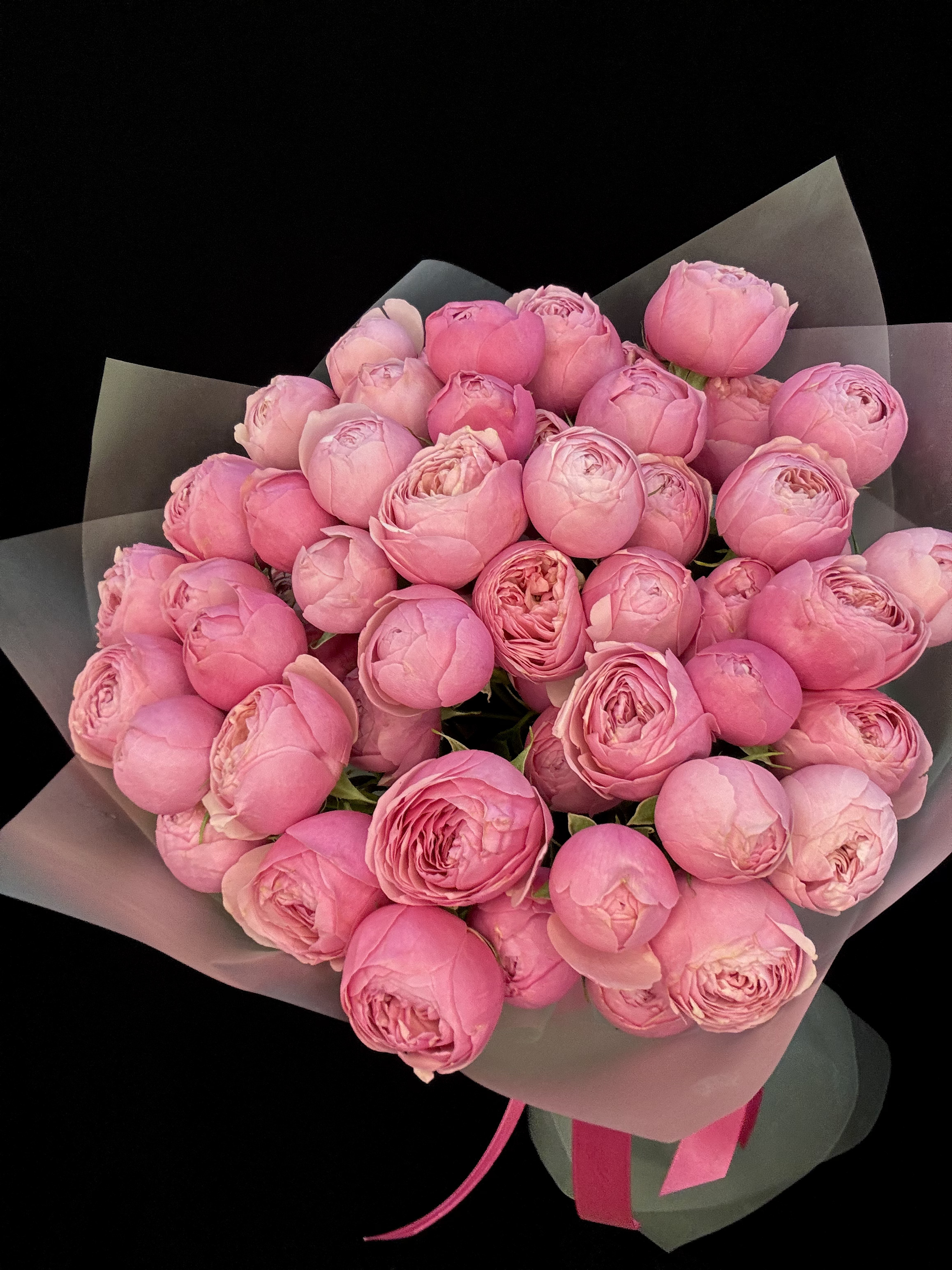 Букет из 15 малиновых пионовидных кустовых роз Silva Pink Кения 50 см + Ваза в подарок
