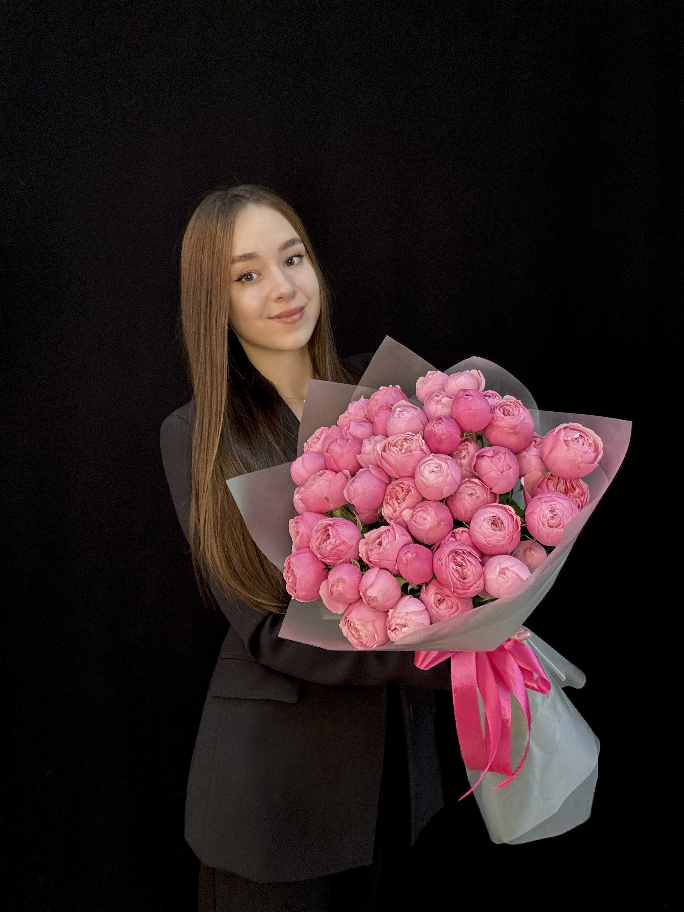 Букет из 15 малиновых пионовидных кустовых роз Silva Pink Кения 50 см + Ваза в подарок