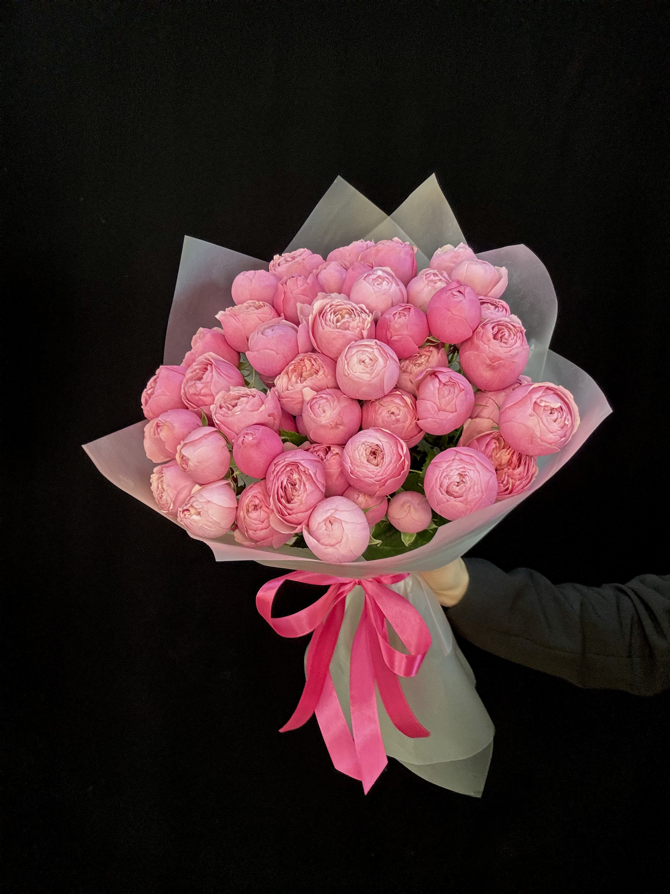 Букет из 15 малиновых пионовидных кустовых роз Silva Pink Кения 50 см + Ваза в подарок