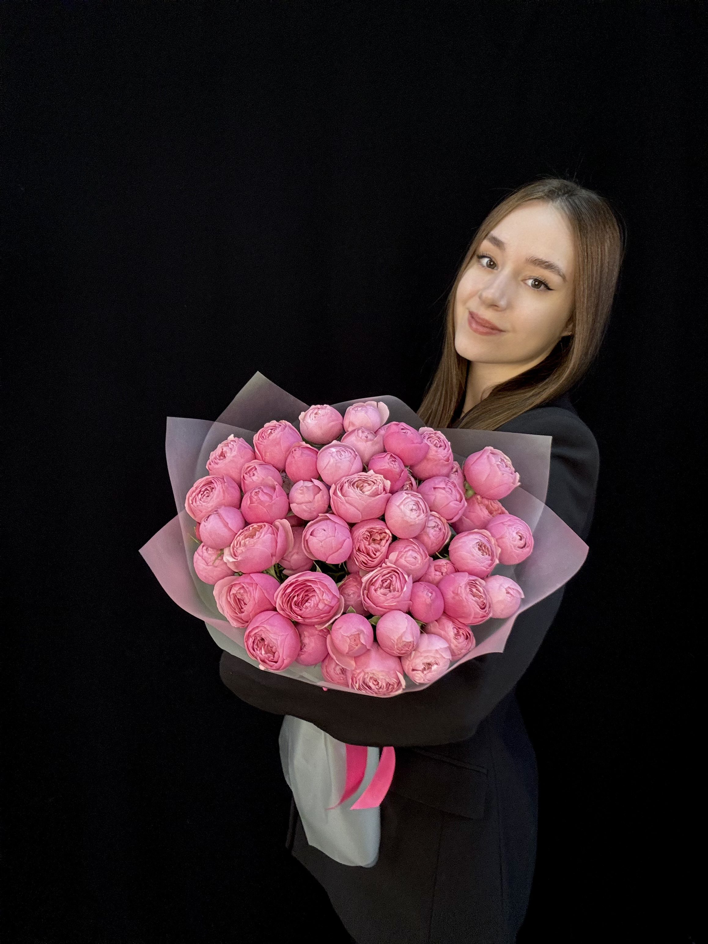 Букет из 15 малиновых пионовидных кустовых роз Silva Pink Кения 50 см + Ваза в подарок