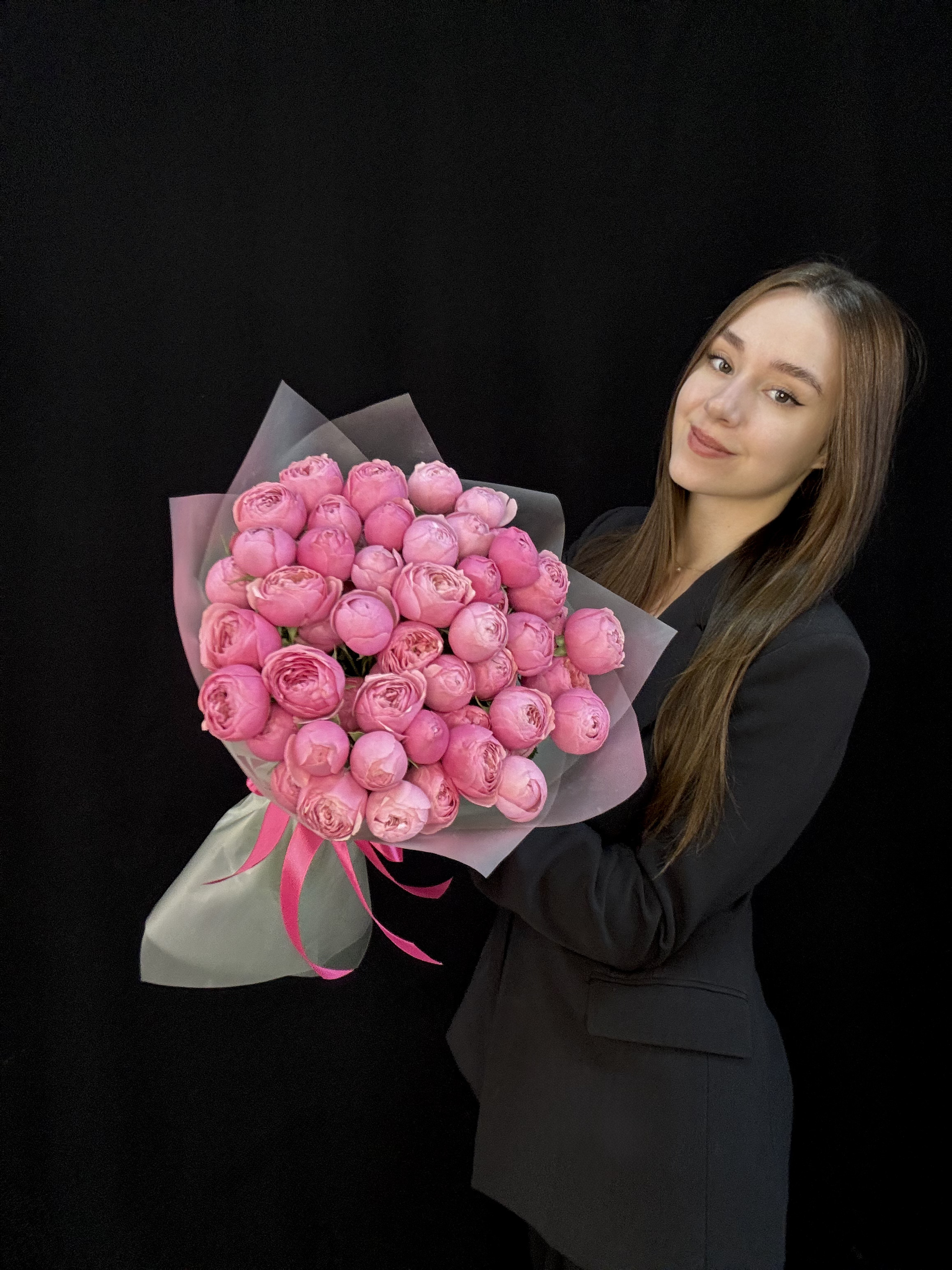 Букет из 15 малиновых пионовидных кустовых роз Silva Pink Кения 50 см + Ваза в подарок