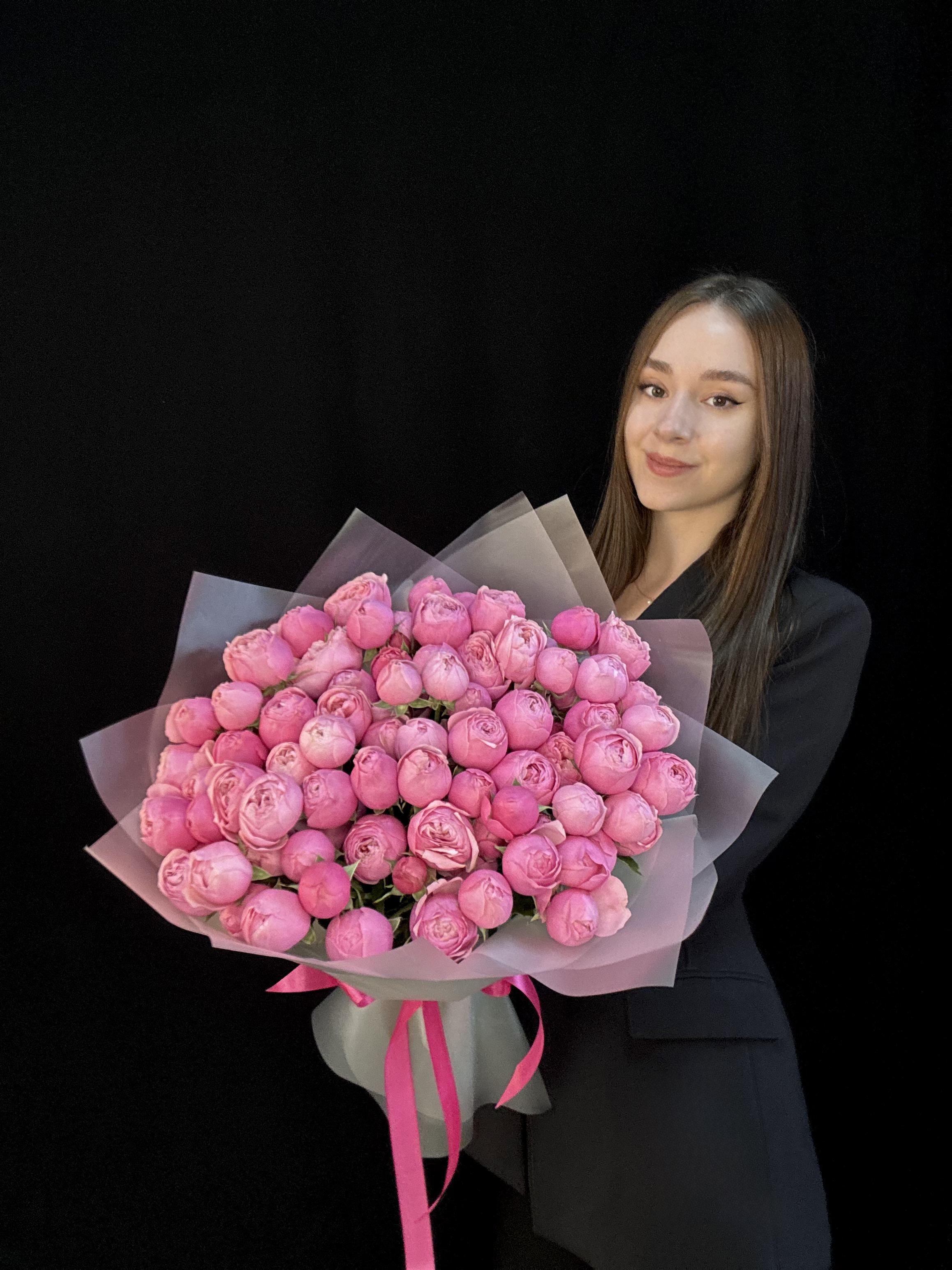 Букет из 25 малиновых пионовидных кустовых роз Silva Pink Кения 50 см + Ваза в подарок
