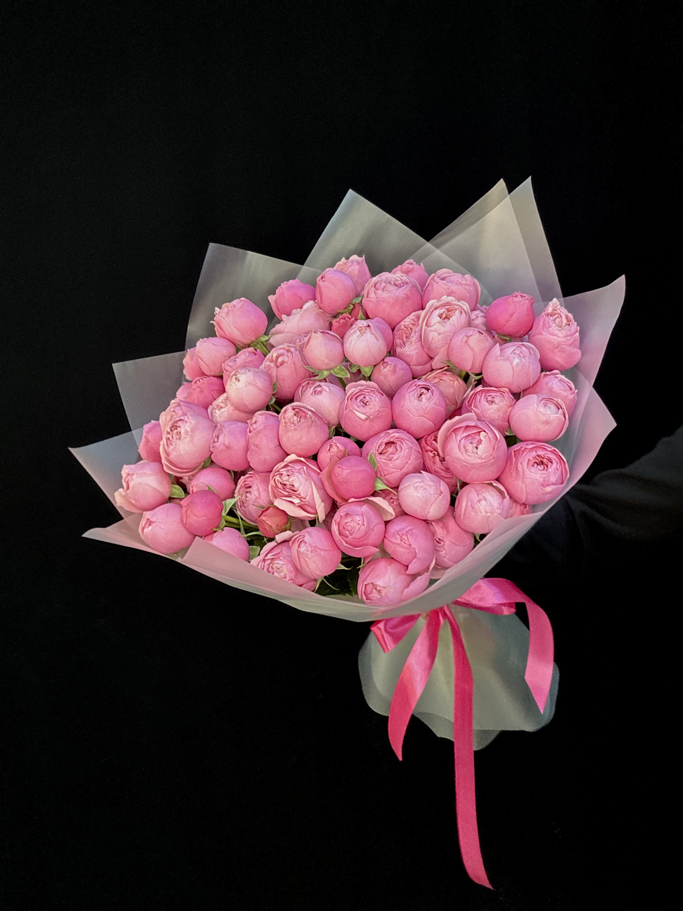 Букет из 25 малиновых пионовидных кустовых роз Silva Pink Кения 50 см + Ваза в подарок