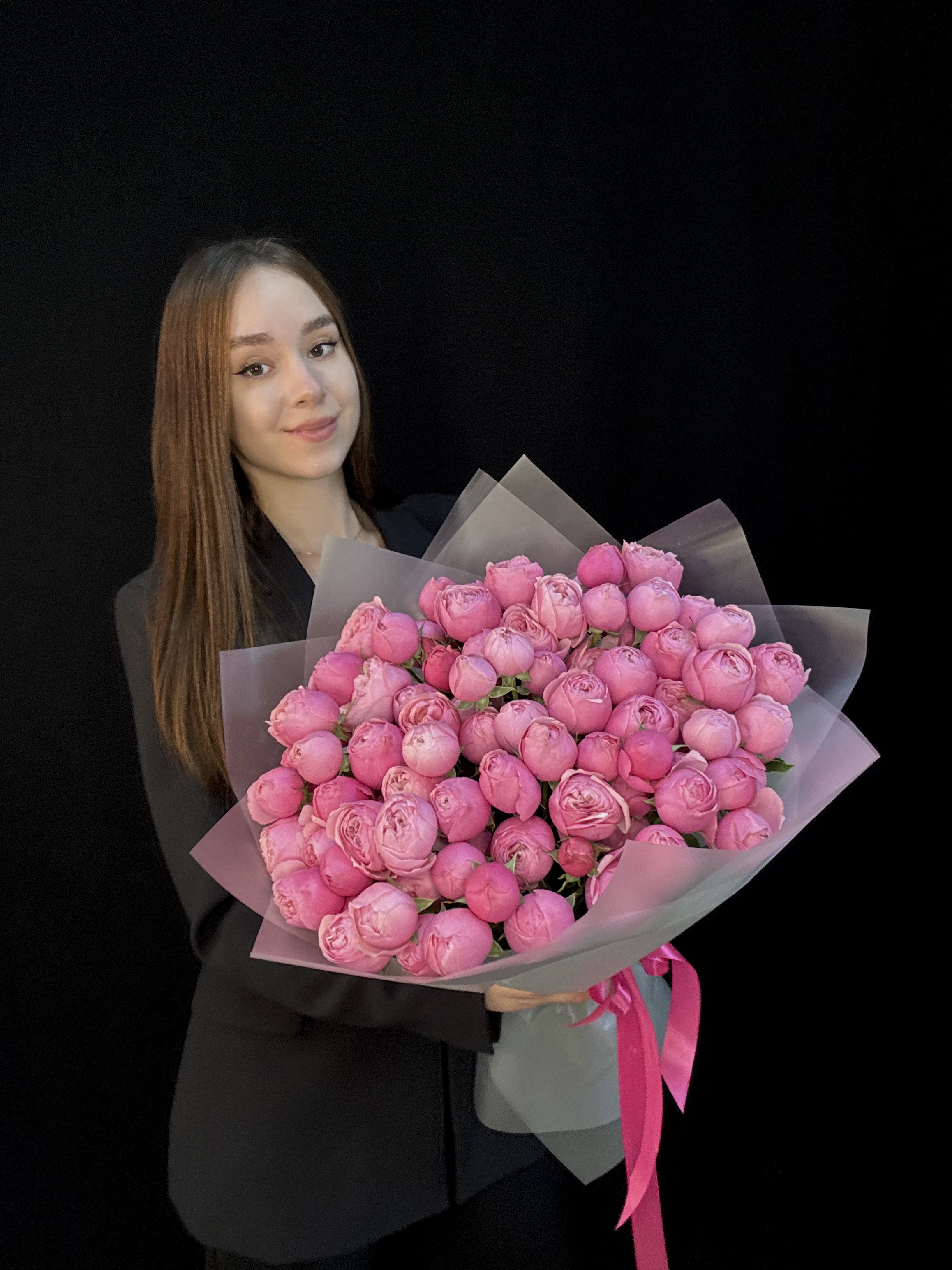 Букет из 25 малиновых пионовидных кустовых роз Silva Pink Кения 50 см + Ваза в подарок