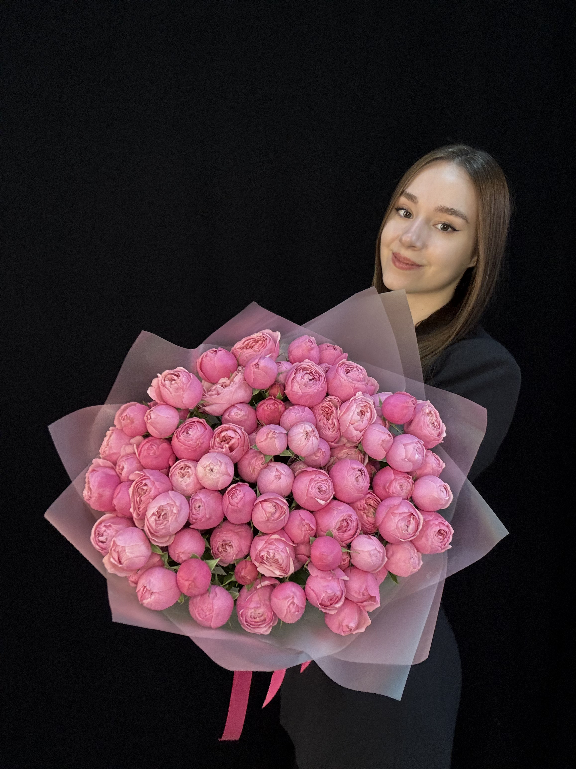 Букет из 25 малиновых пионовидных кустовых роз Silva Pink Кения 50 см + Ваза в подарок