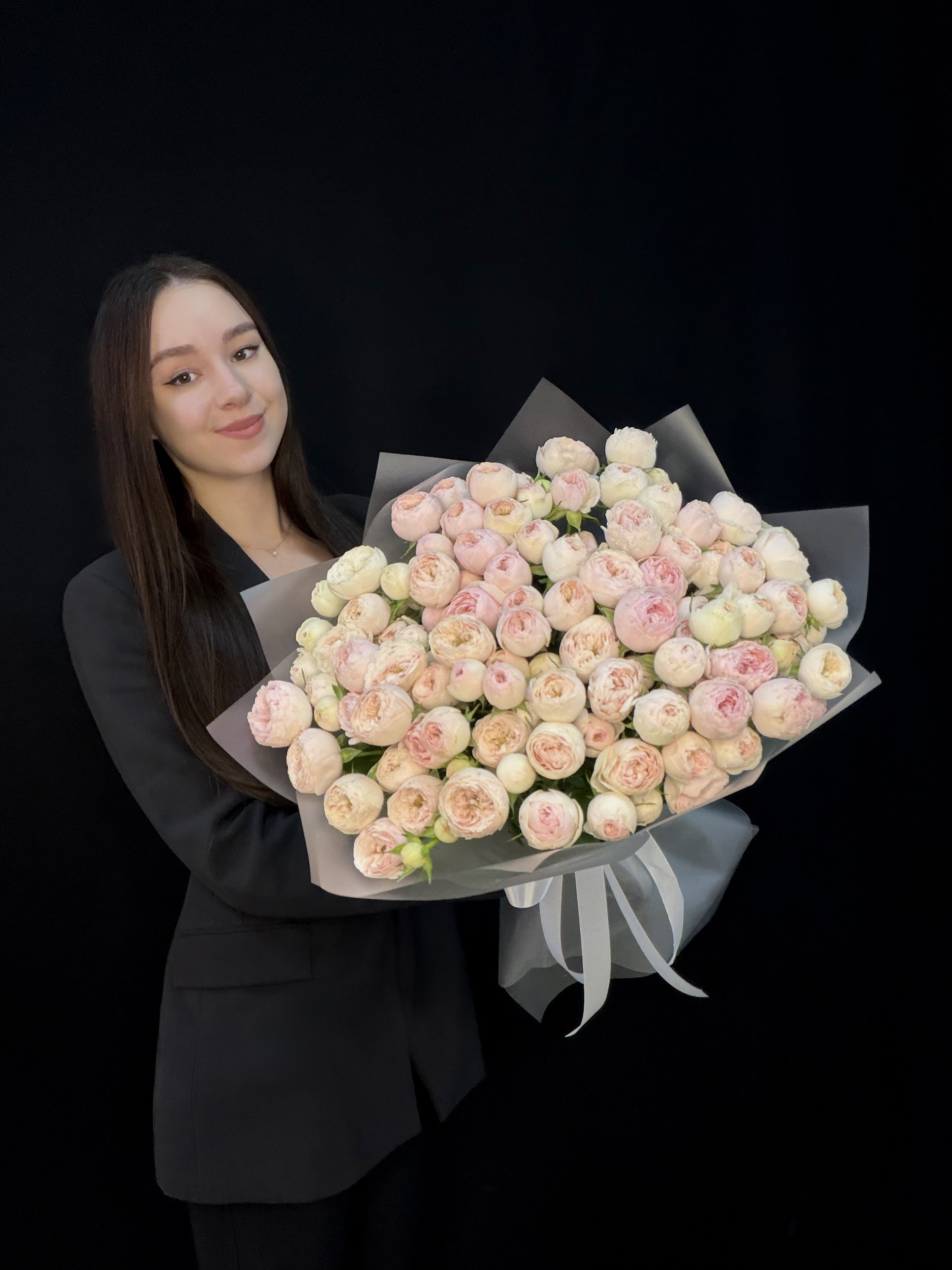 Букет из 25 розовых пионовидных кустовых роз Mansfield Park Кения 50 см + Ваза в подарок