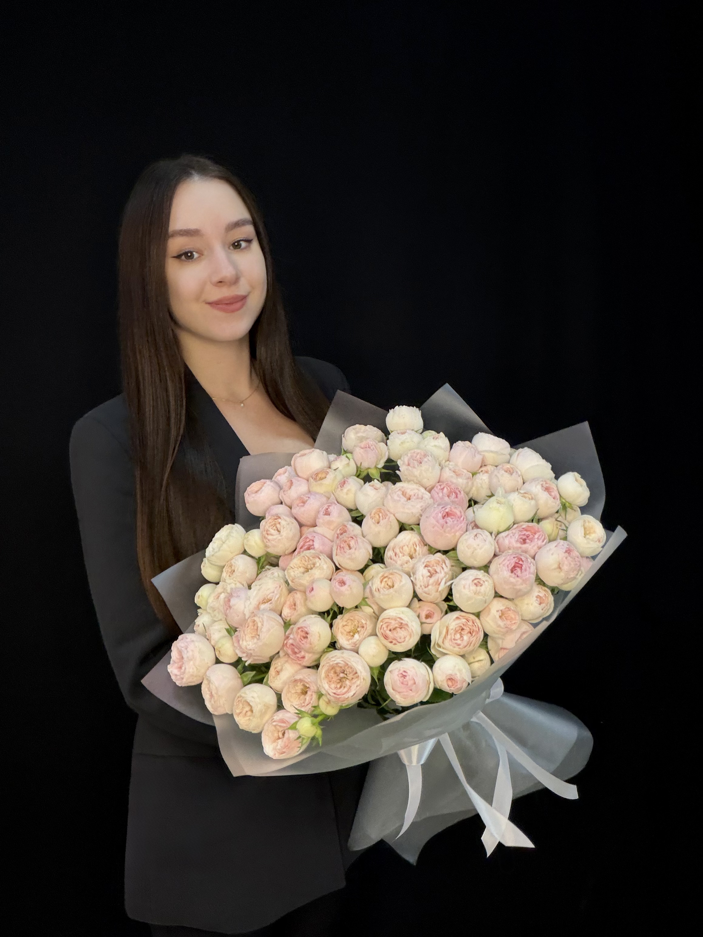 Букет из 25 розовых пионовидных кустовых роз Mansfield Park Кения 50 см + Ваза в подарок