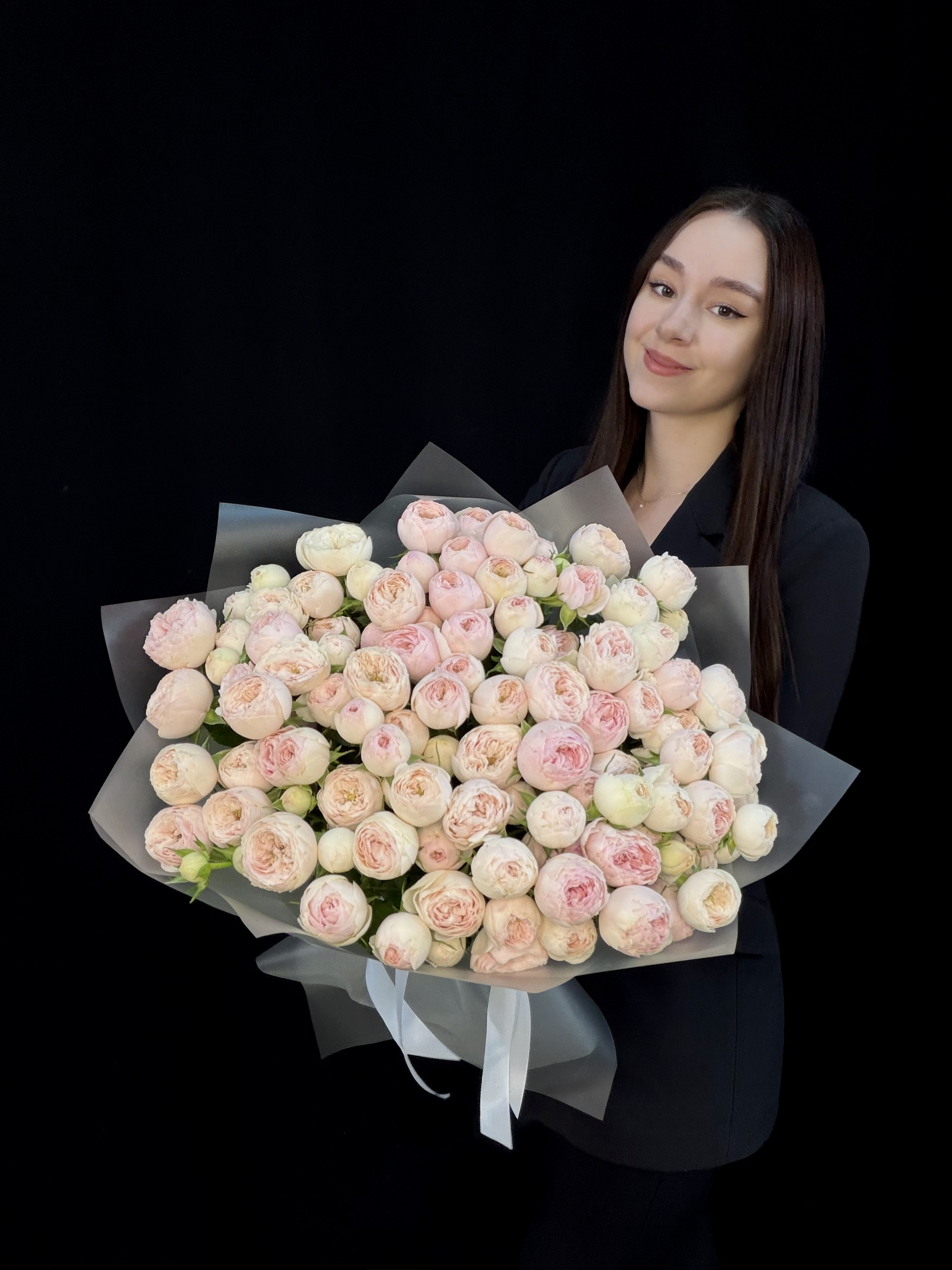 Букет из 25 розовых пионовидных кустовых роз Mansfield Park Кения 50 см + Ваза в подарок