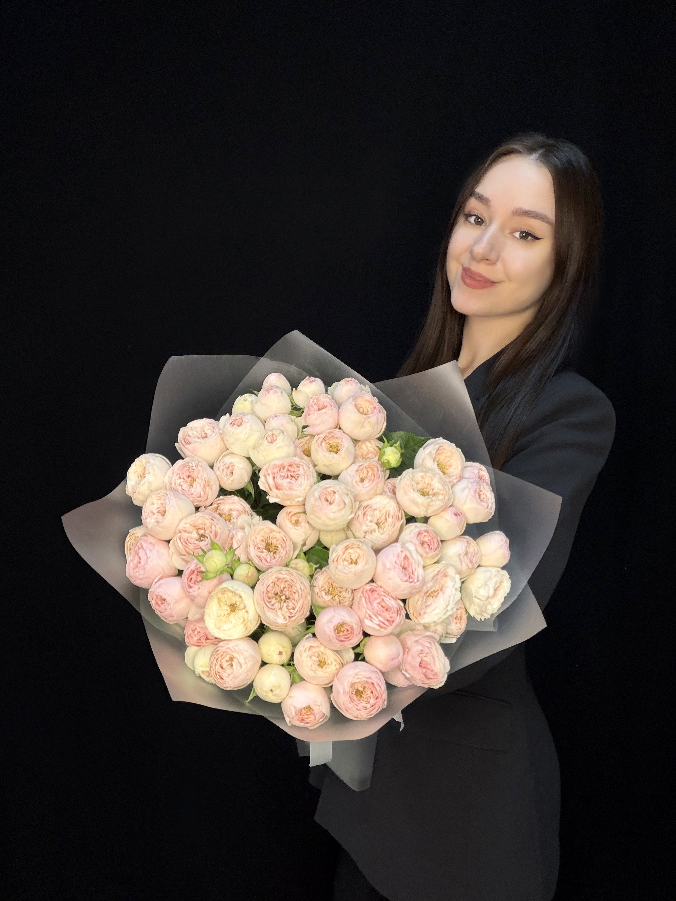 Букет из 15 розовых пионовидных кустовых роз Mansfield Park Кения 50 см + Ваза в подарок