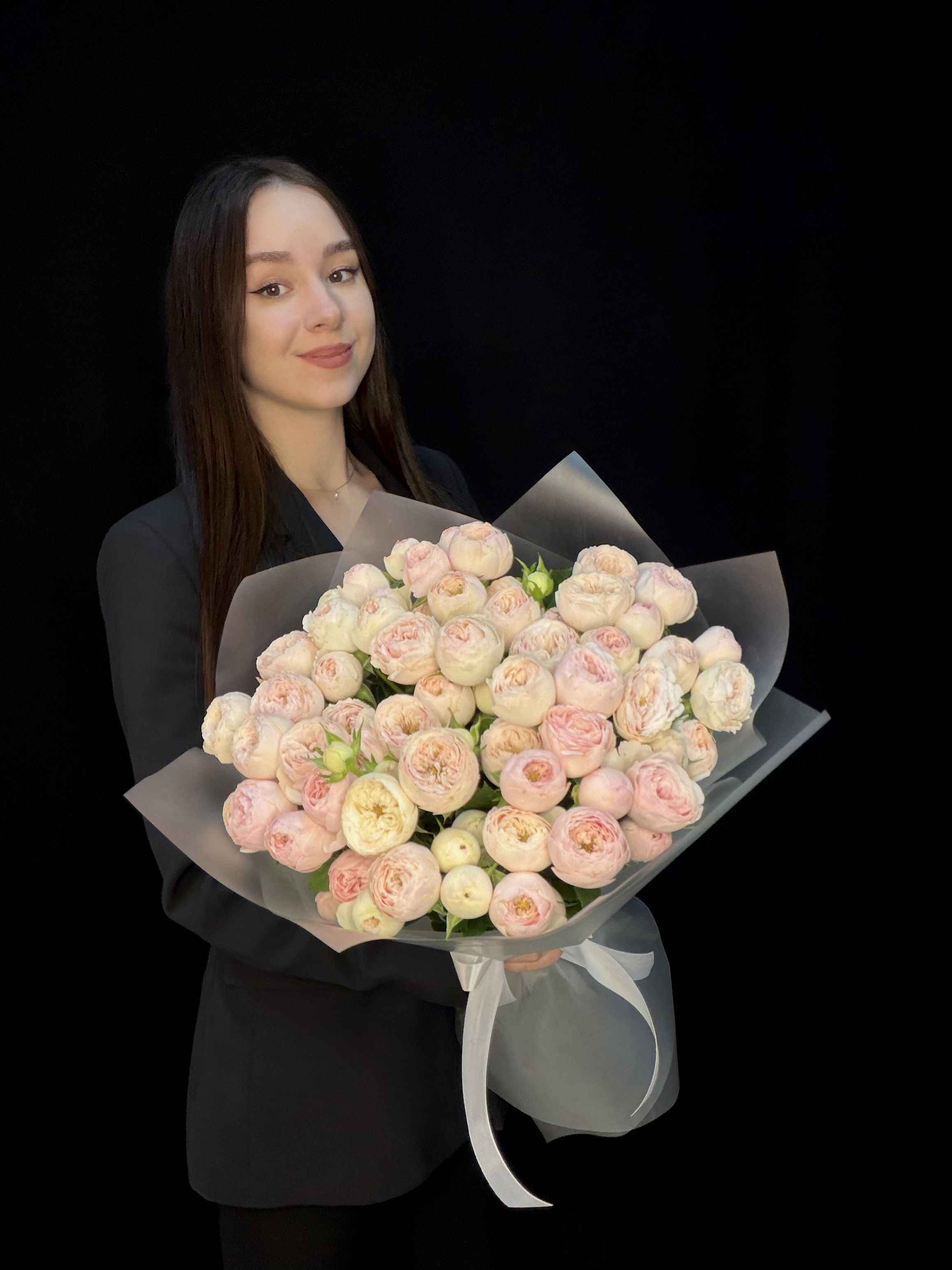 Букет из 15 розовых пионовидных кустовых роз Mansfield Park Кения 50 см + Ваза в подарок