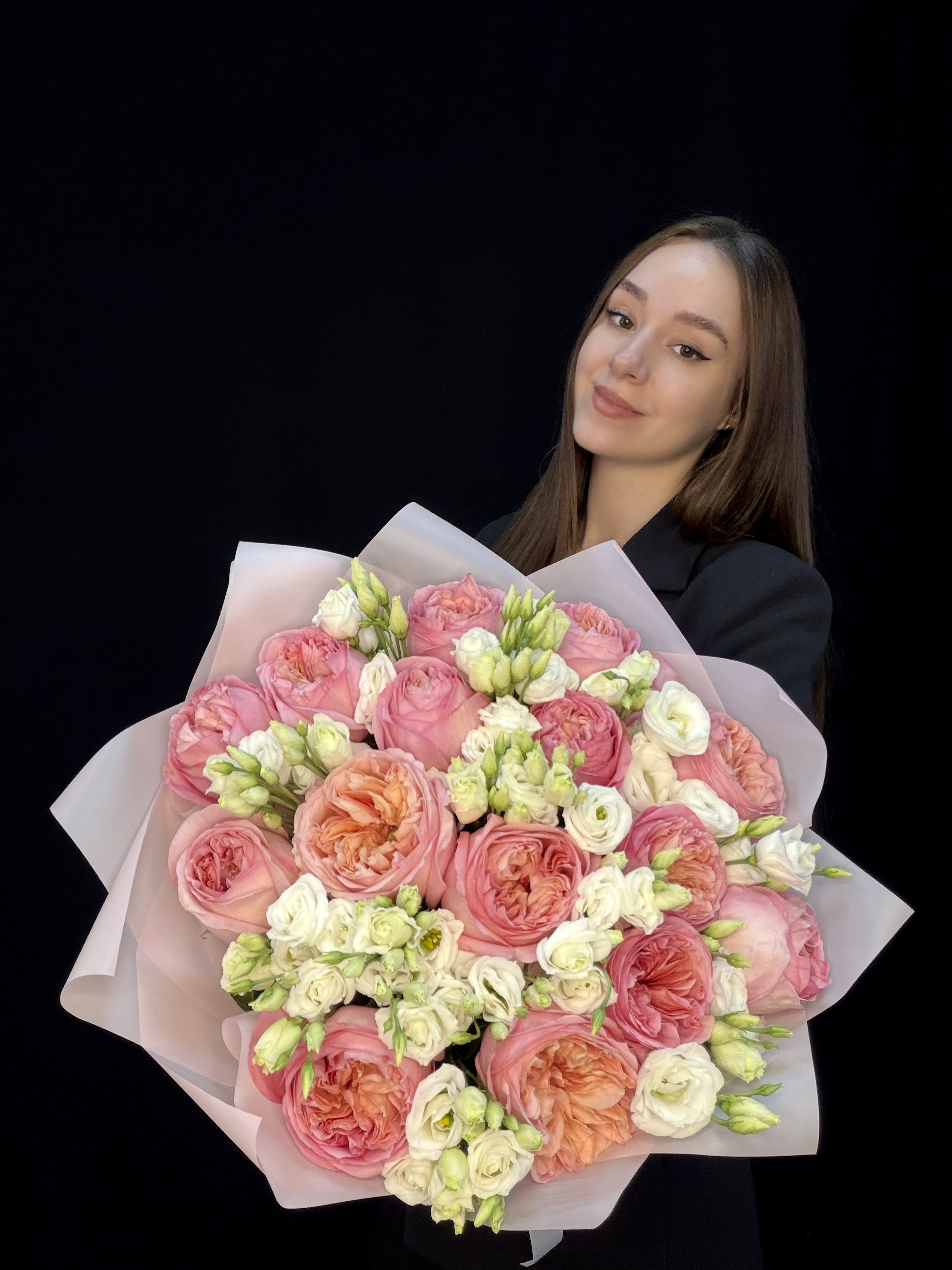 Букет с пионовидными розами Pink Xpression и белым лизиантусом, размер L