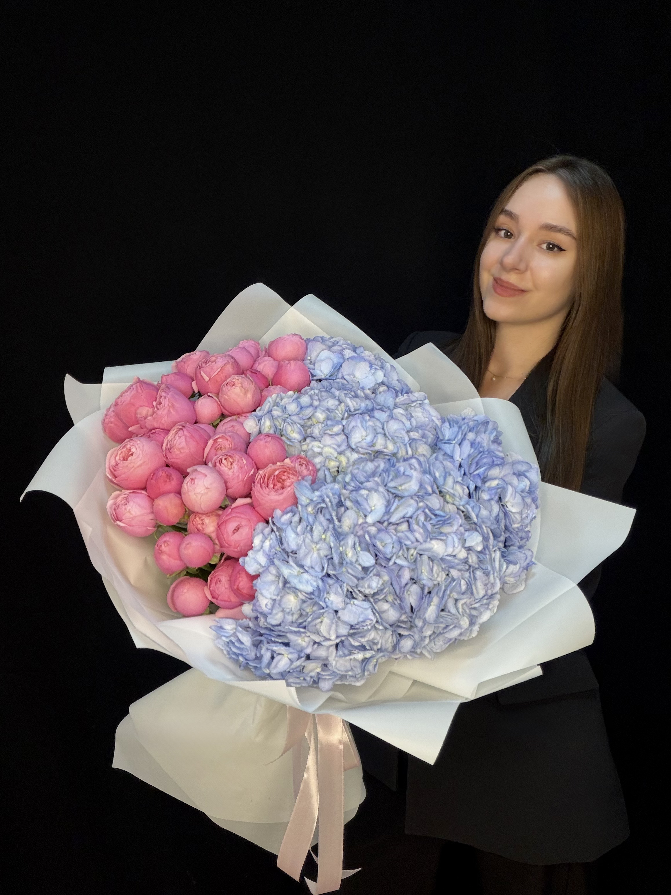 Букет с голубой гортензией и розовыми пионовидными кустовыми розами Silva Pink, размер L