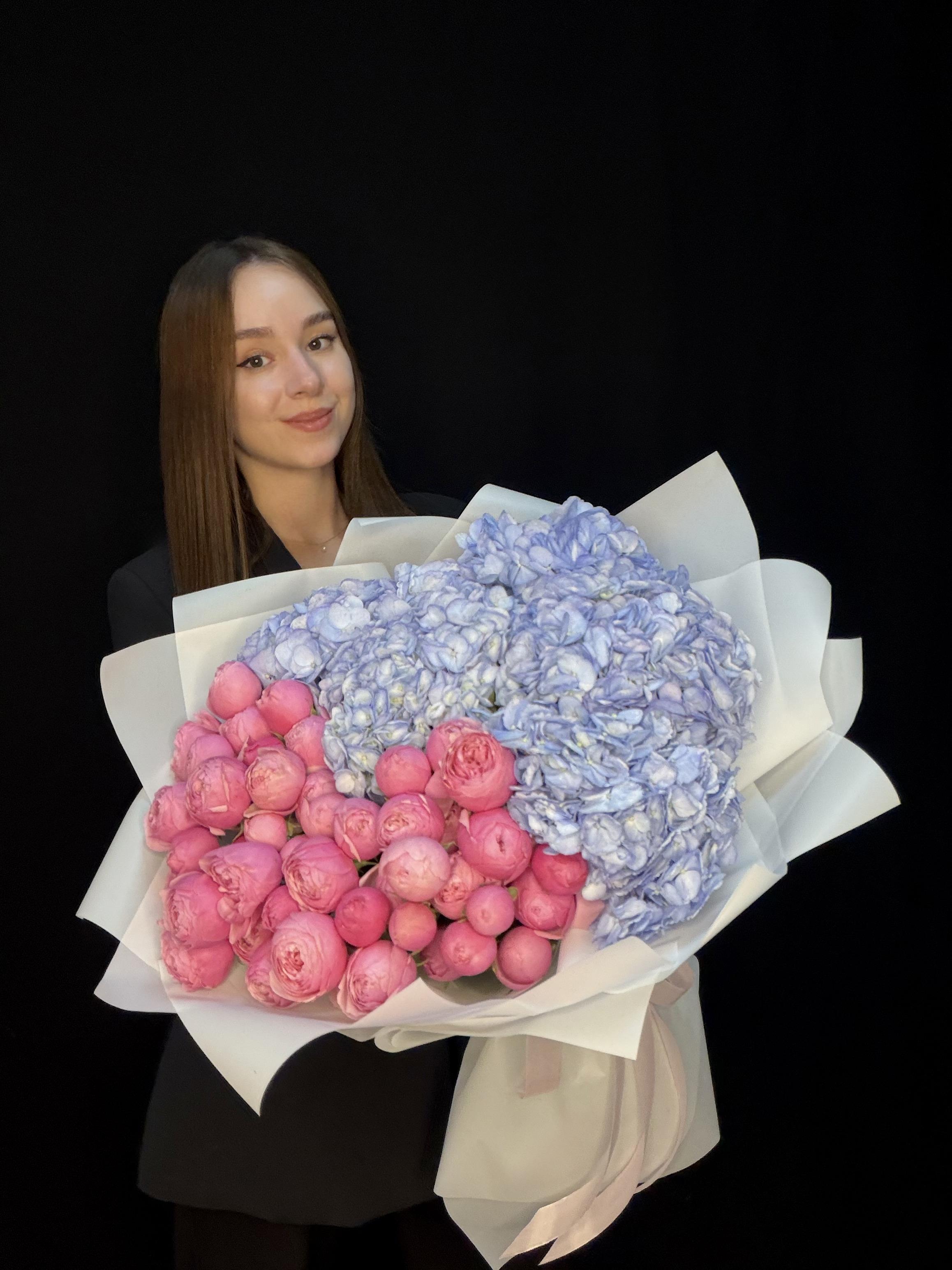 Букет с голубой гортензией и розовыми пионовидными кустовыми розами Silva Pink, размер L