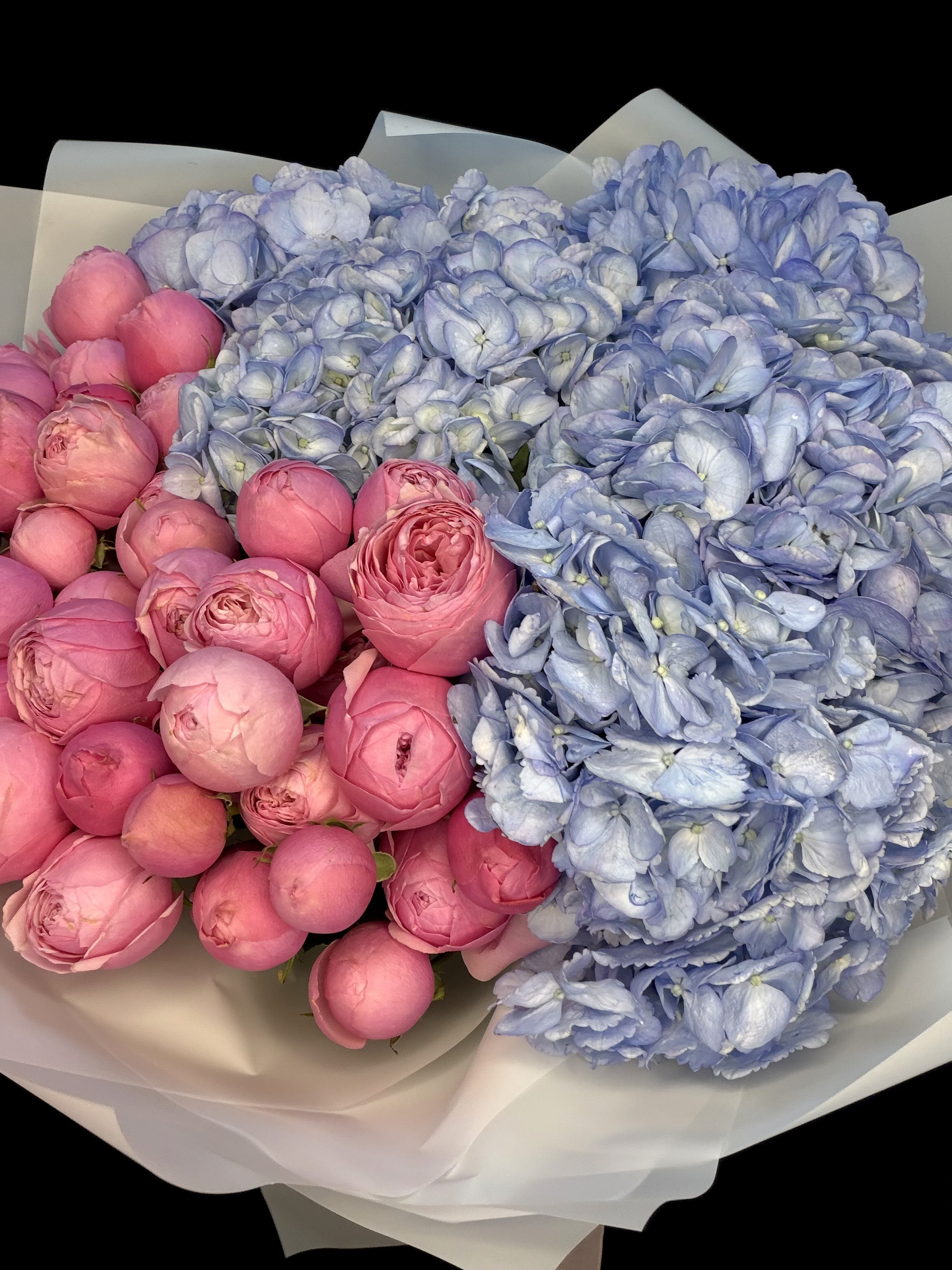 Букет с голубой гортензией и розовыми пионовидными кустовыми розами Silva Pink, размер L