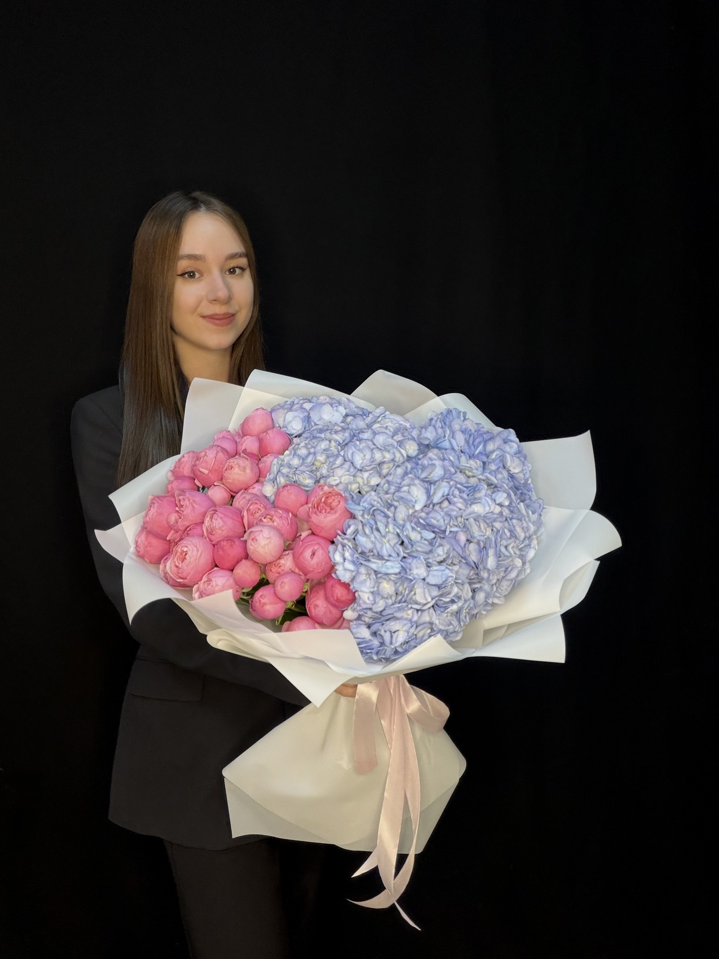 Букет с голубой гортензией и розовыми пионовидными кустовыми розами Silva Pink, размер L