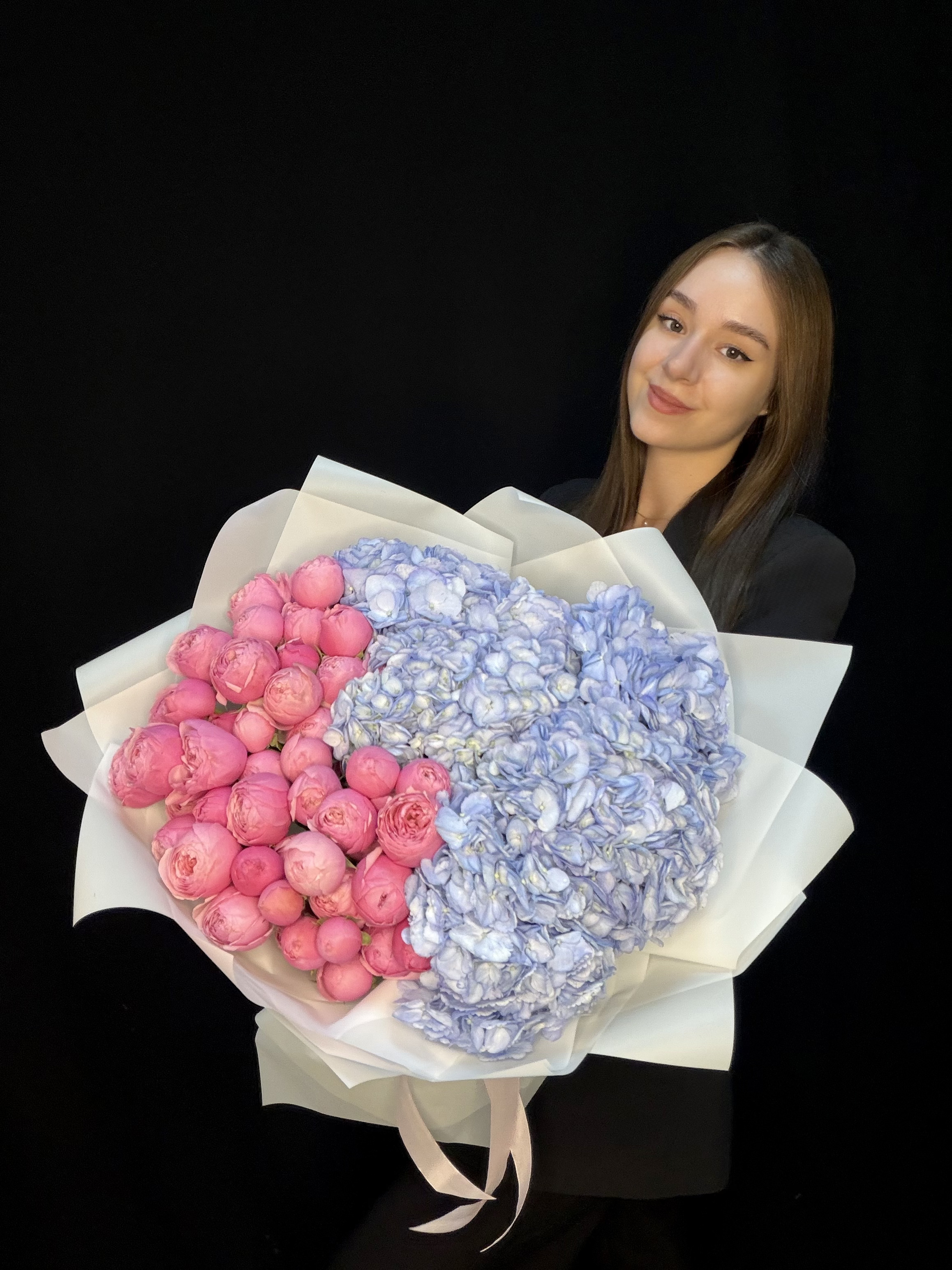 Букет с голубой гортензией и розовыми пионовидными кустовыми розами Silva Pink, размер L