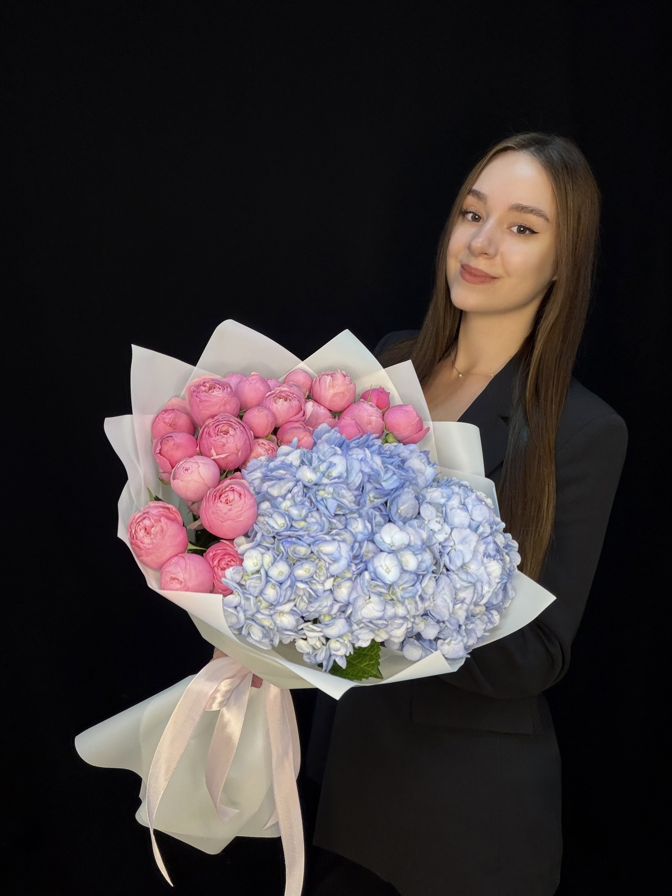 Букет с голубой гортензией и розовыми пионовидными кустовыми розами Silva Pink, размер M