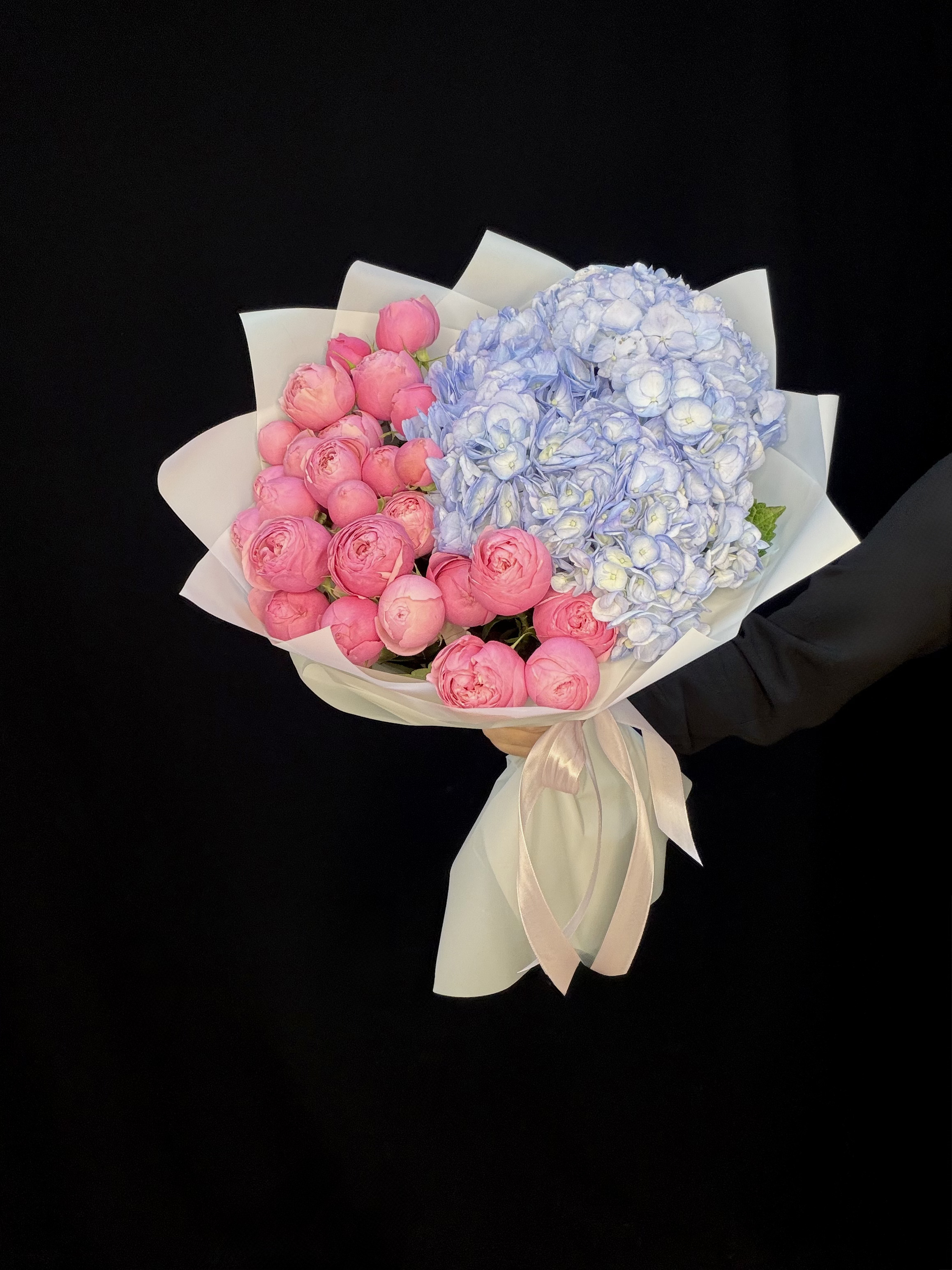 Букет с голубой гортензией и розовыми пионовидными кустовыми розами Silva Pink, размер M