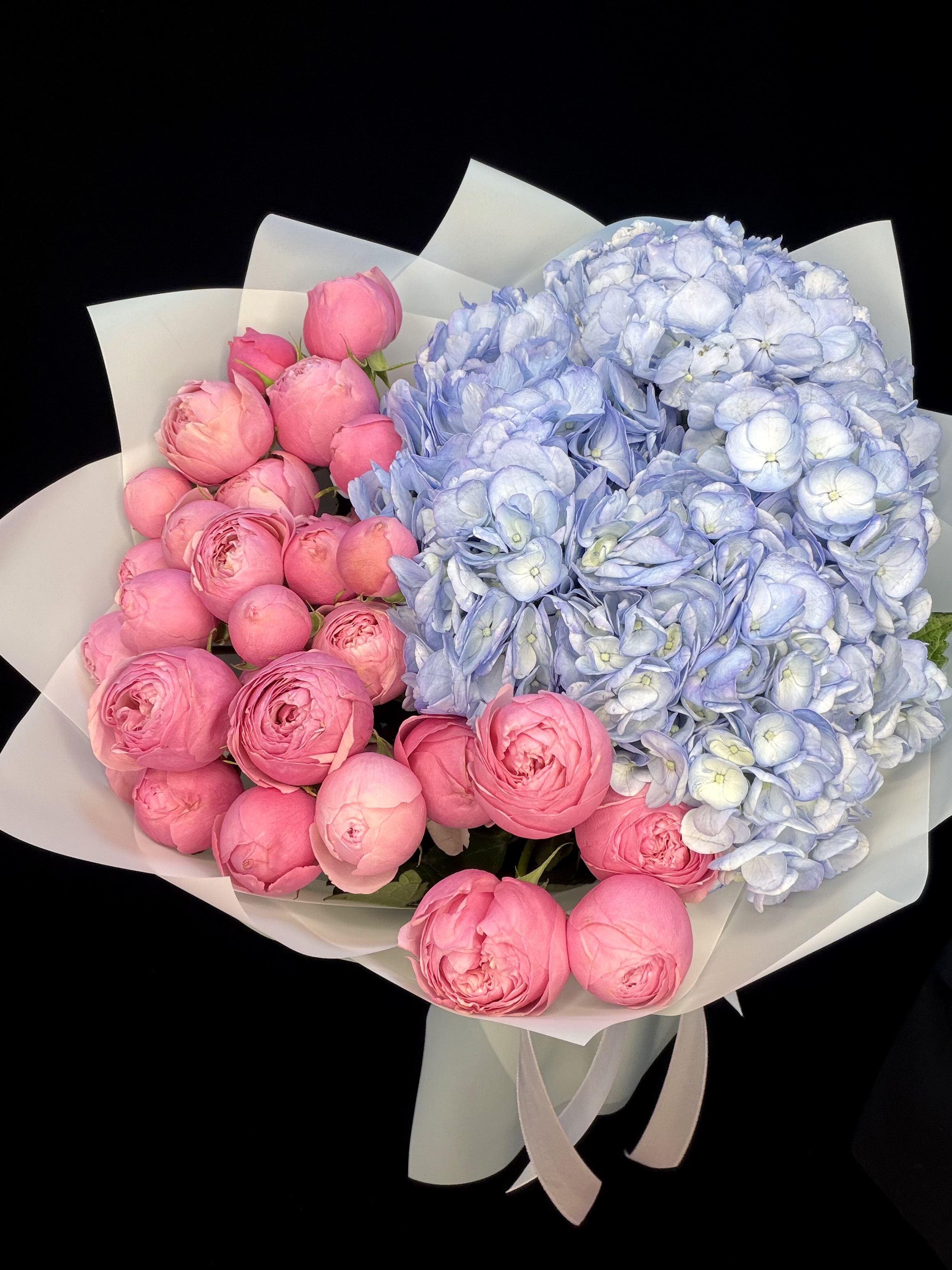 Букет с голубой гортензией и розовыми пионовидными кустовыми розами Silva Pink, размер M