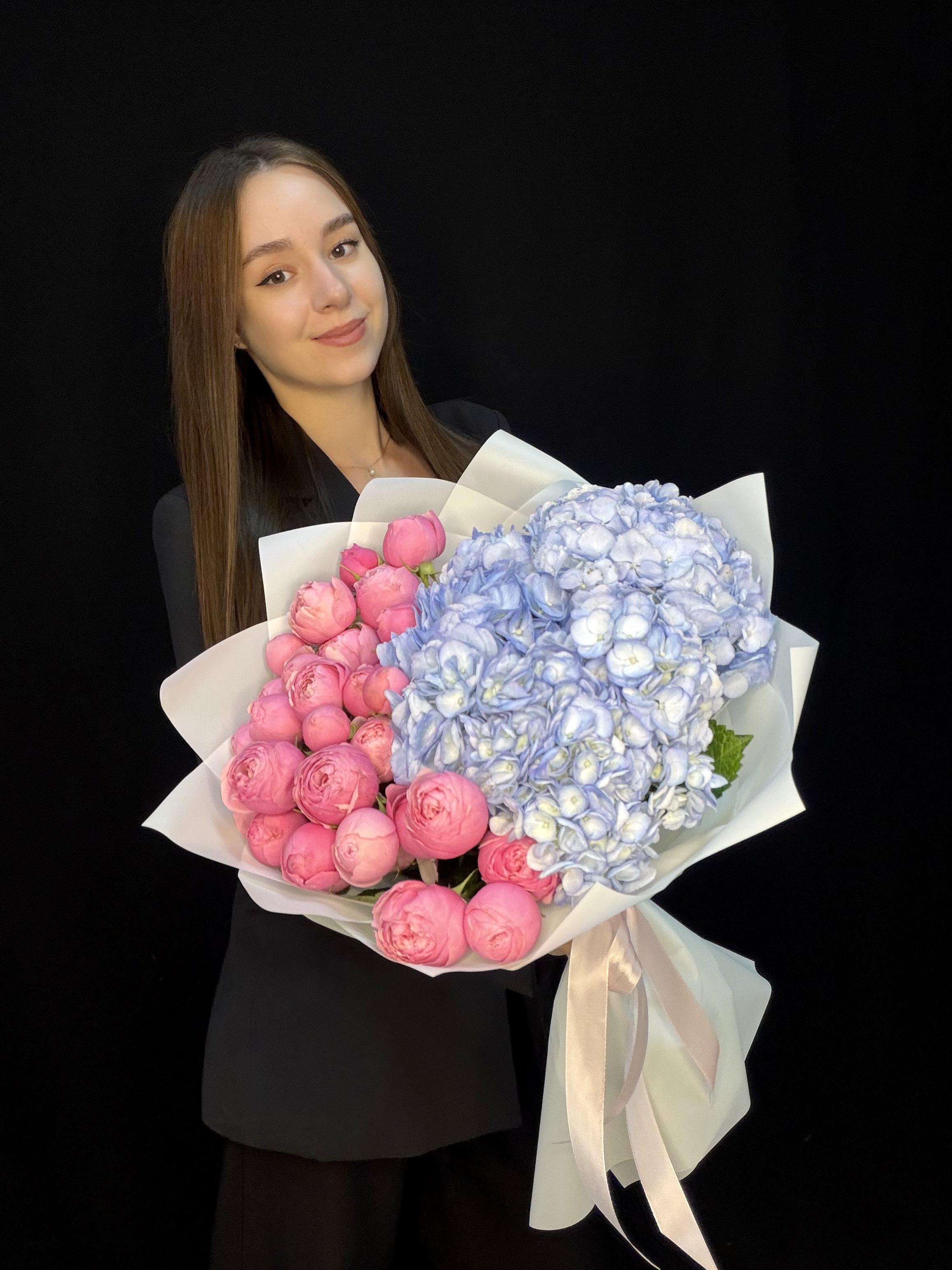 Букет с голубой гортензией и розовыми пионовидными кустовыми розами Silva Pink, размер M