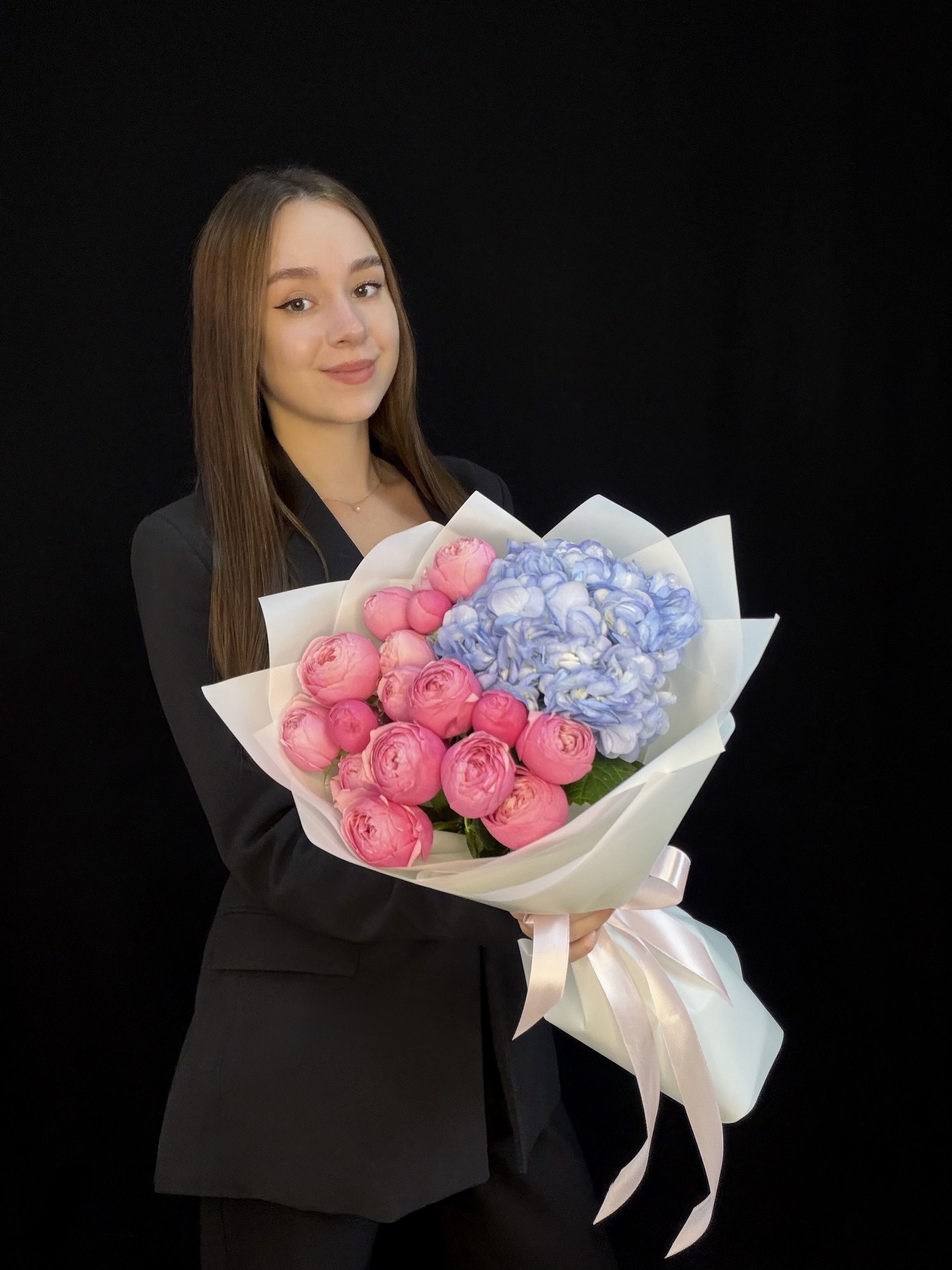 Букет с голубой гортензией и розовыми пионовидными кустовыми розами Silva Pink, размер S