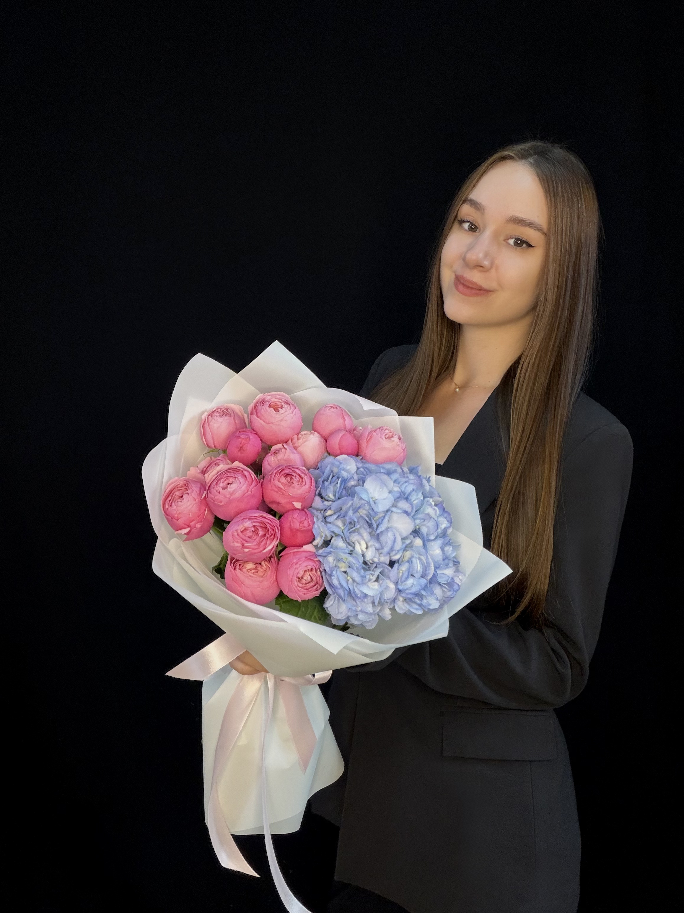Букет с голубой гортензией и розовыми пионовидными кустовыми розами Silva Pink, размер S