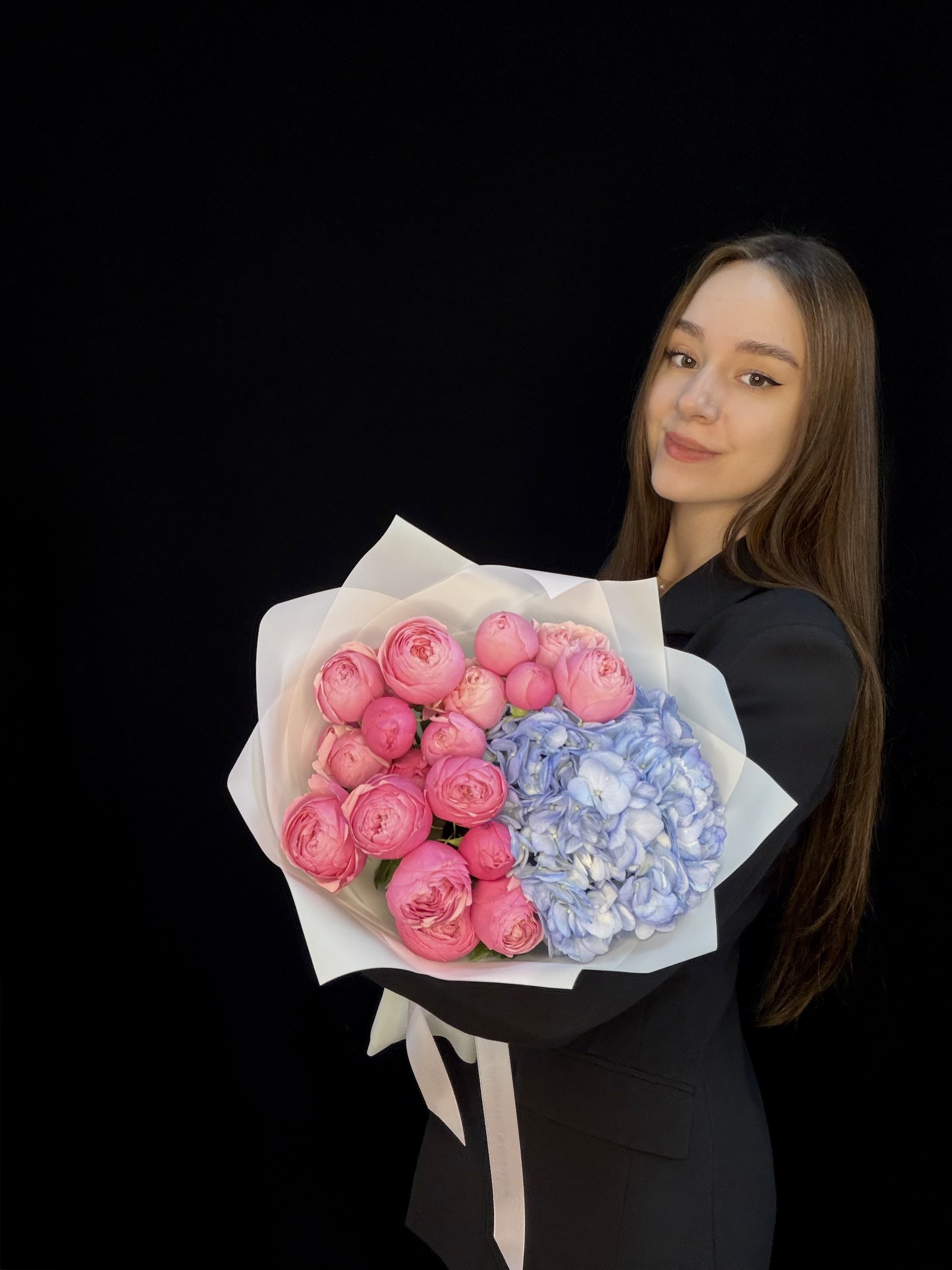 Букет с голубой гортензией и розовыми пионовидными кустовыми розами Silva Pink, размер S