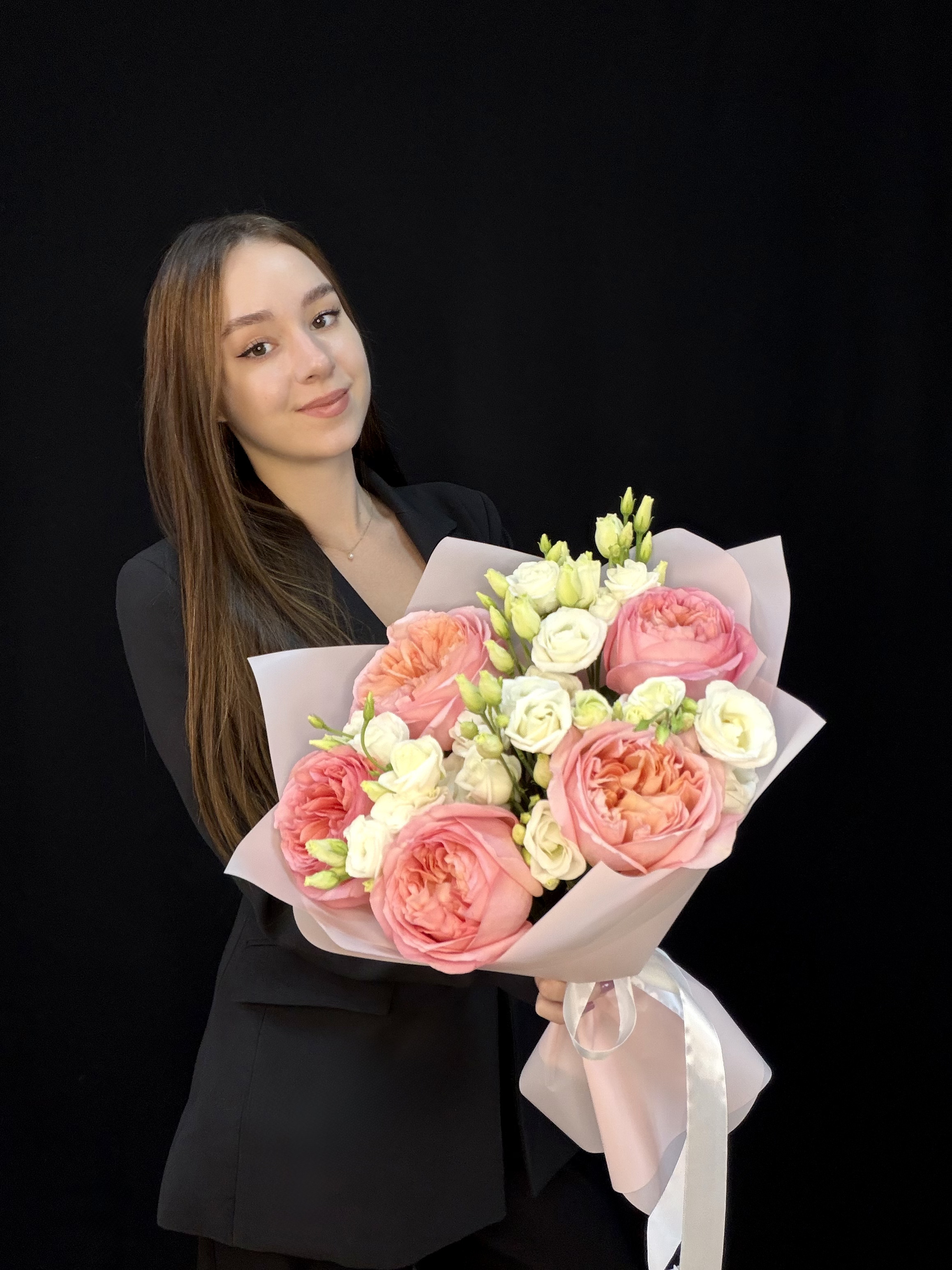 Букет с пионовидными розами Pink Xpression и белым лизиантусом, размер S