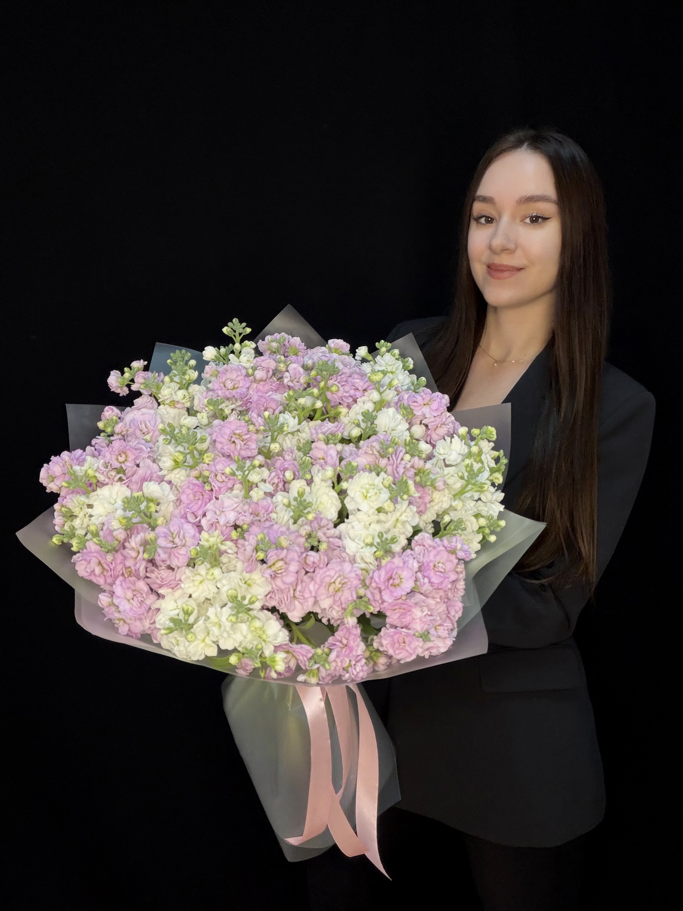 Букет из 25 бело-розовых маттиол