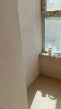 Примыкаем стеклохолст непосредственно к оконным рамам, обработанным...