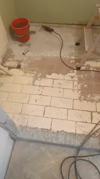 Стена выложена неровно, пришлось специально изгибать откос, чтобы...