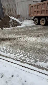 Окодовод проводит погрузочные работы старого грунта; бортовая...