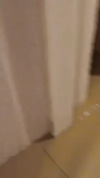 В прихожей сделан проем, установлен щиток со штробами, которые нужно...