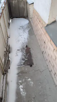Балкон получился размером девяносто сантиметров в ширину и около...