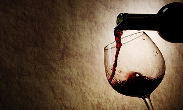 Искусство закручивать вино в бокале!